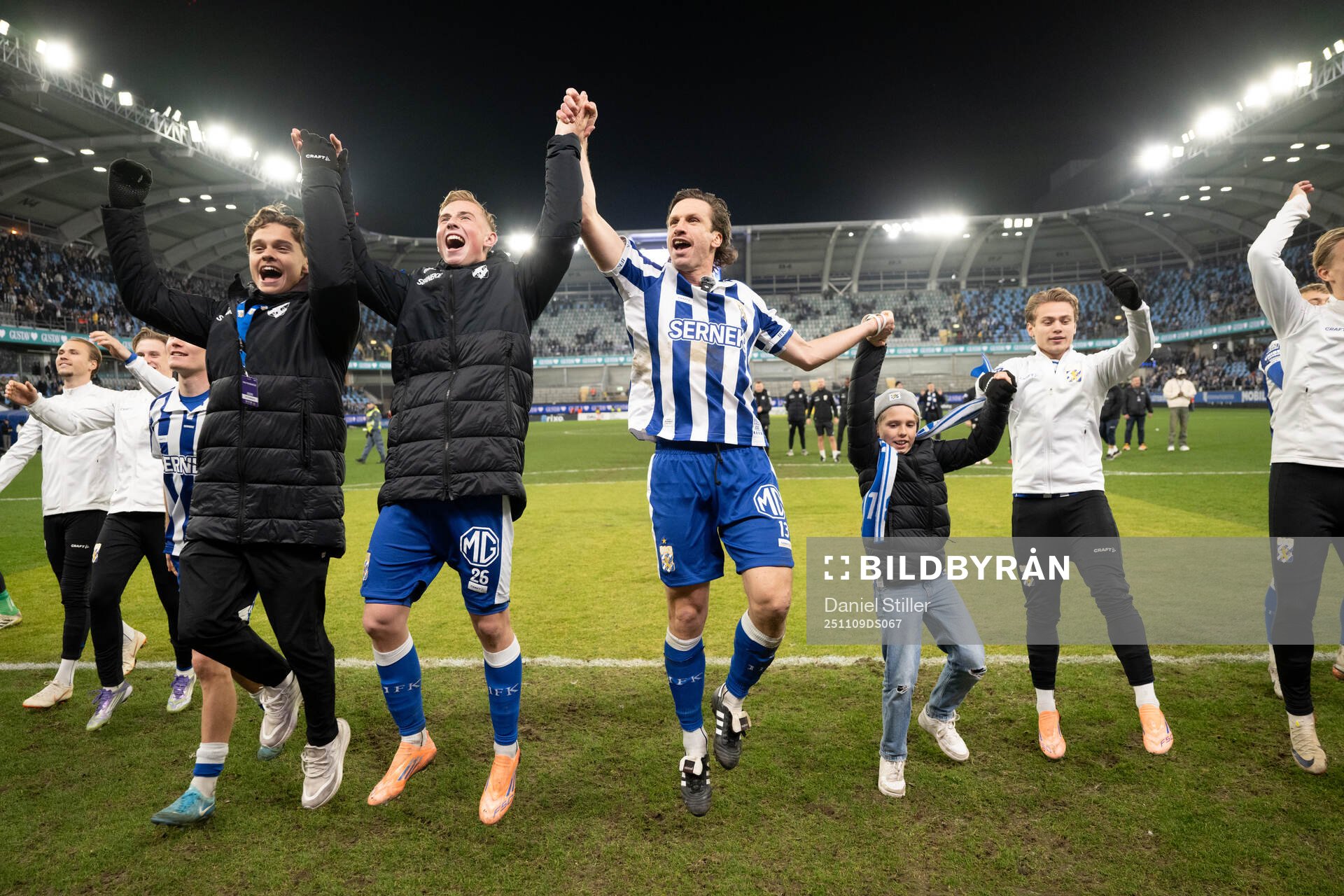 IFK Göteborgs Gustav Svensson tackas