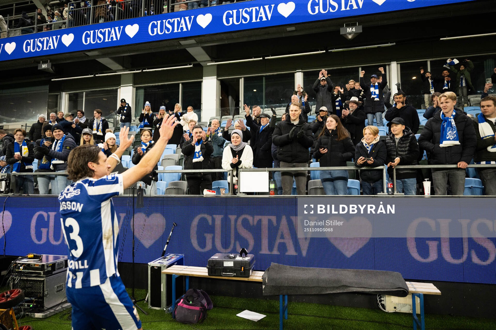 IFK Göteborgs Gustav Svensson tackas