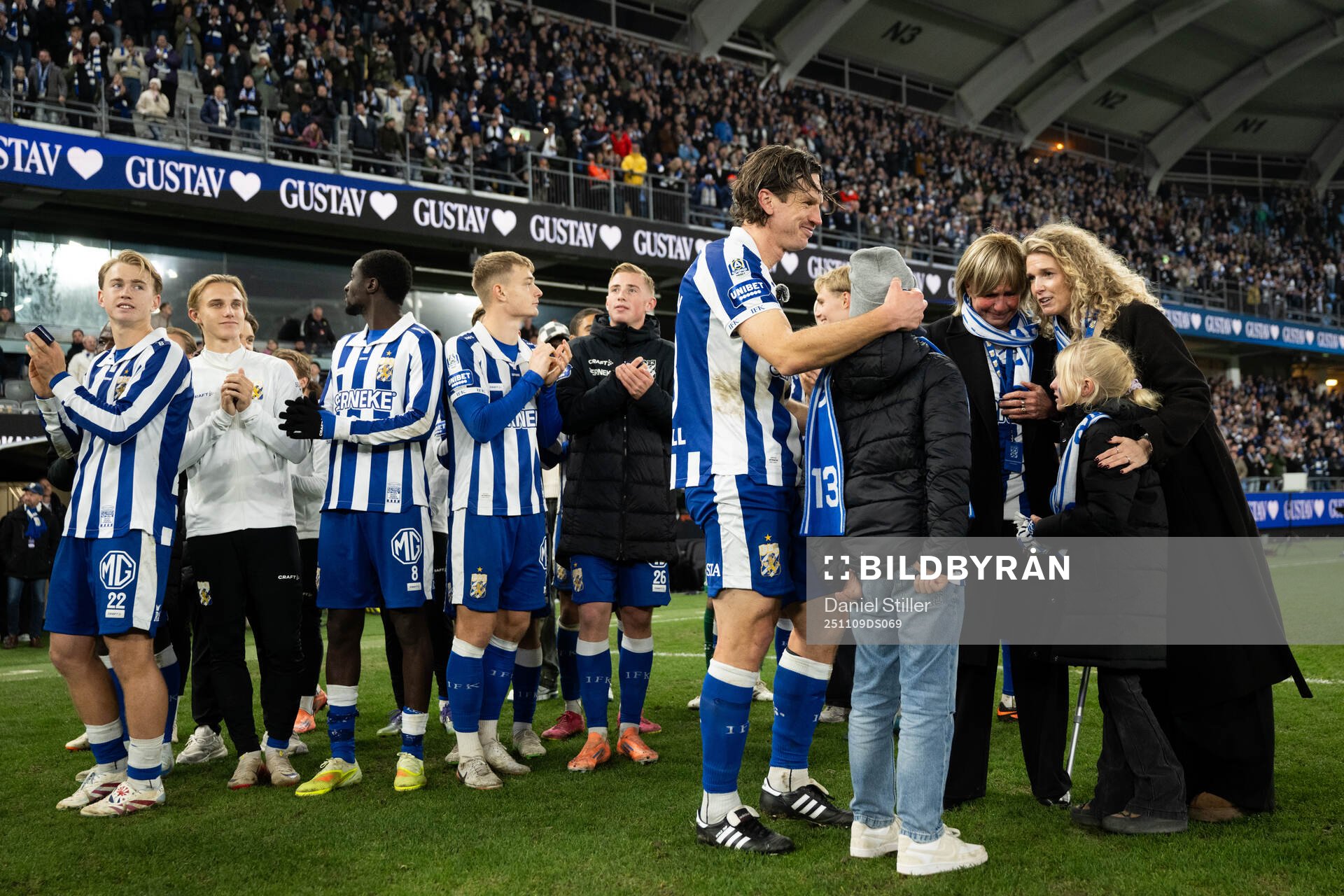 IFK Göteborgs Gustav Svensson kramar om sin familj