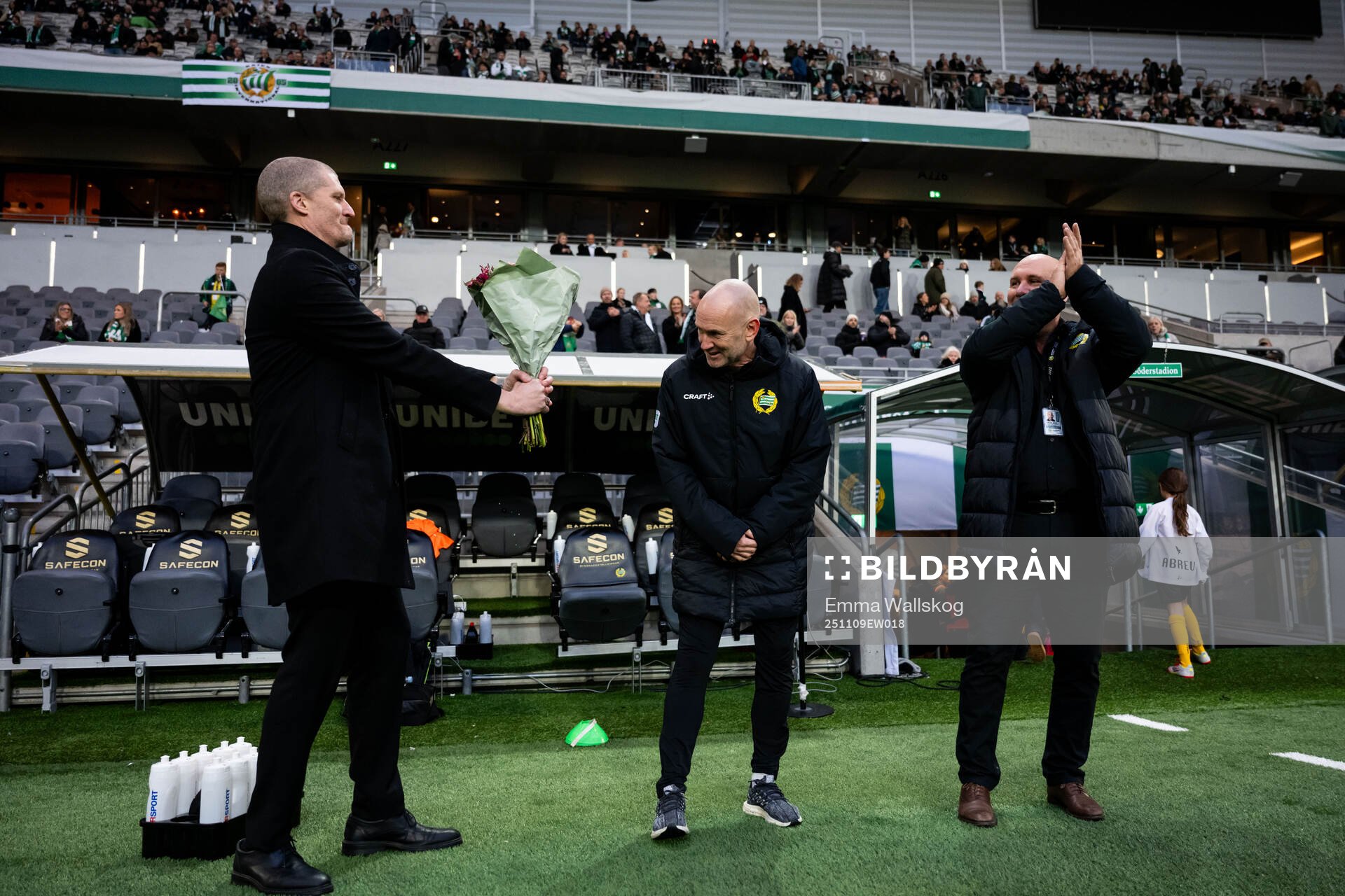 Hammarbys läkare Magnus Svärd tackas av vd Richard von