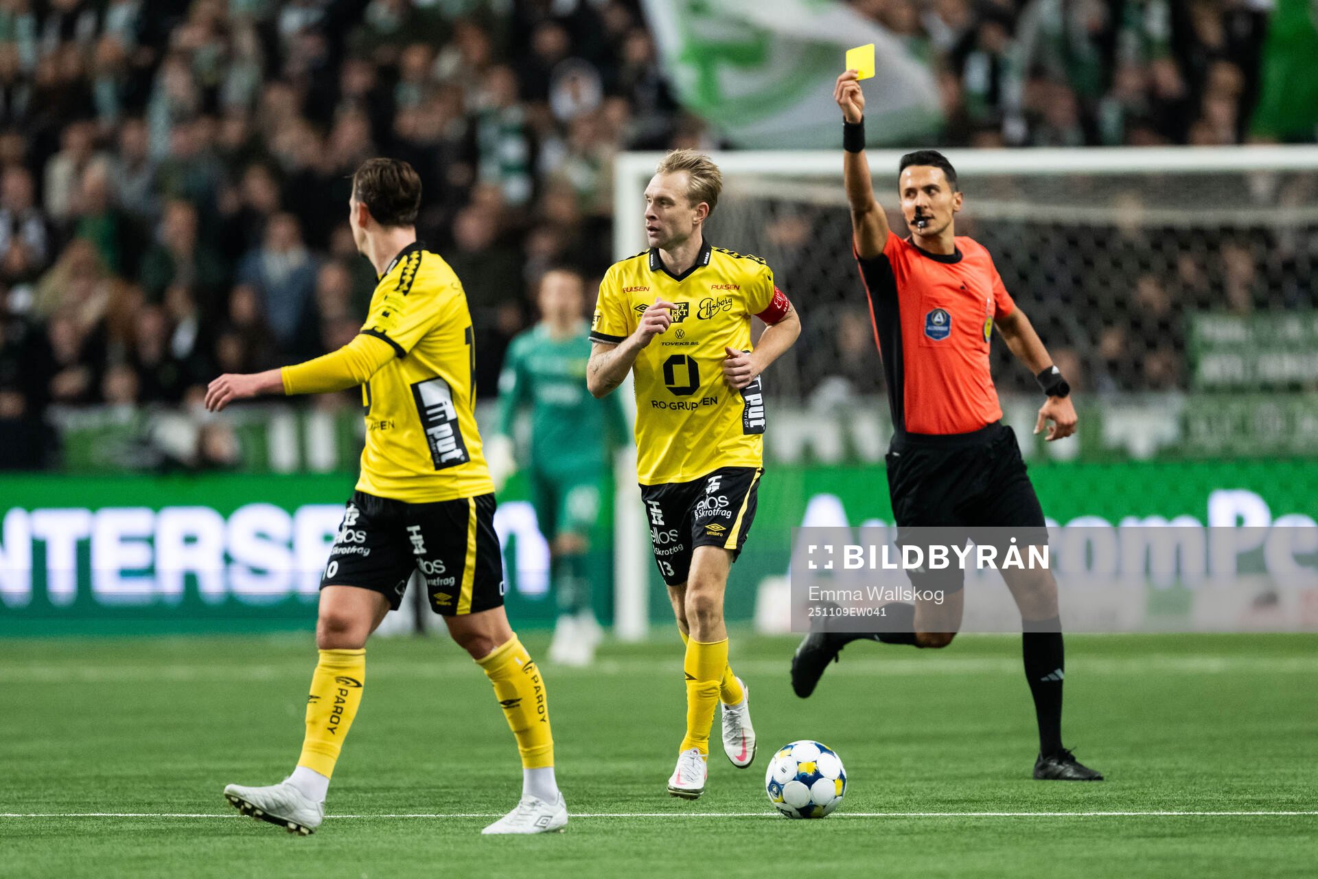 Elfsborgs Johan Larsson tilldelas gult kort av domare Adi