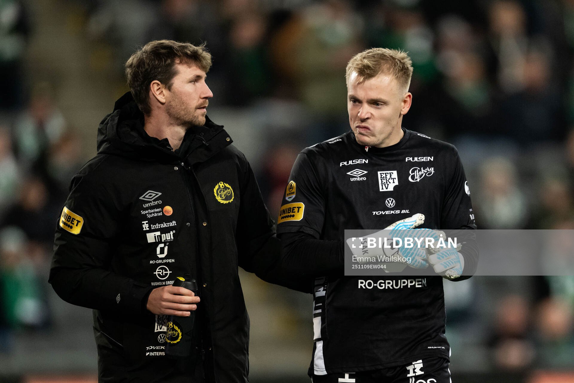 Elfsborgs målvakt Isak Pettersson lämnar planen skadad