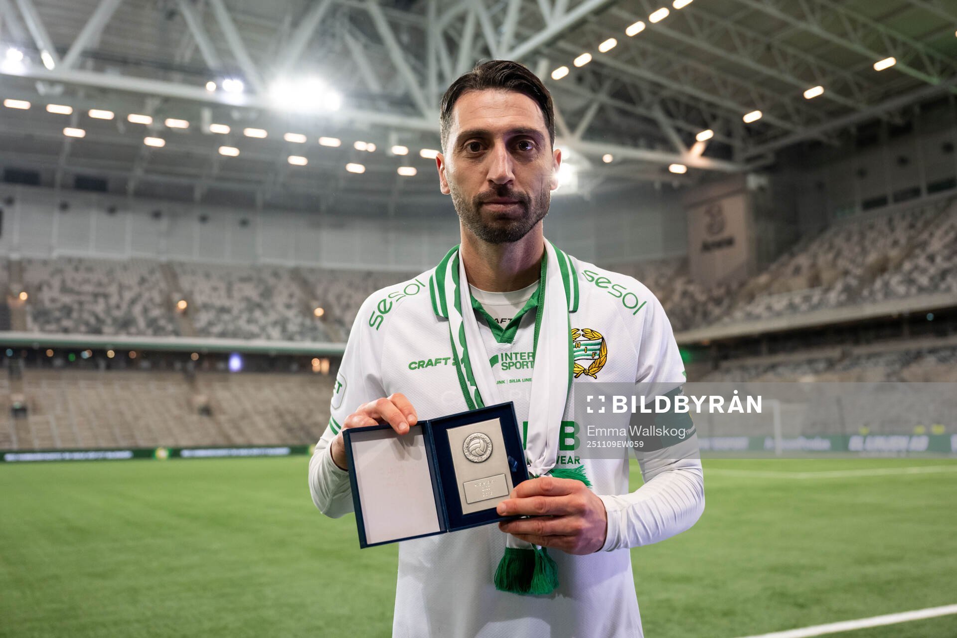 Hammarbys Nahir Besara poserar med silverplaketten