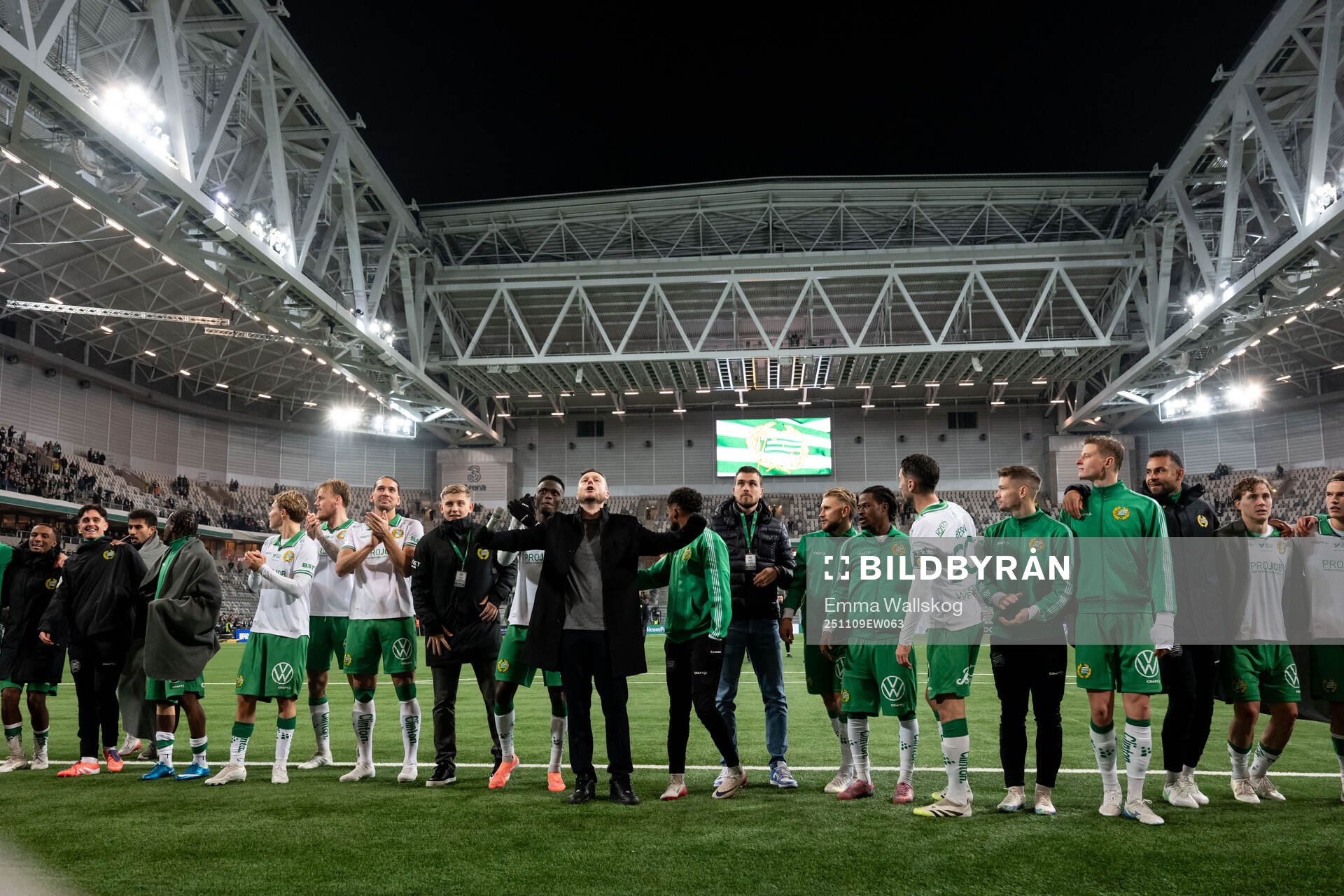 Hammarbys tränare Kim Hellberg och spelare jublar