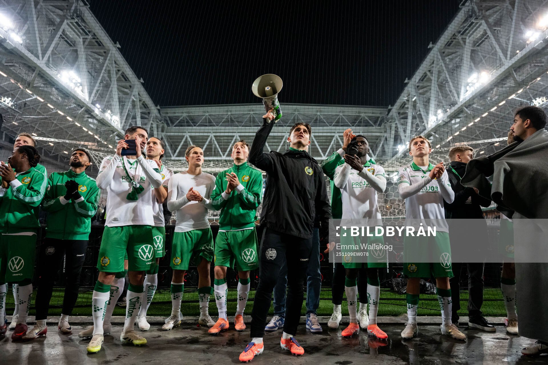 Hammarbys Adrian Lahdo jublar med lagkamrater