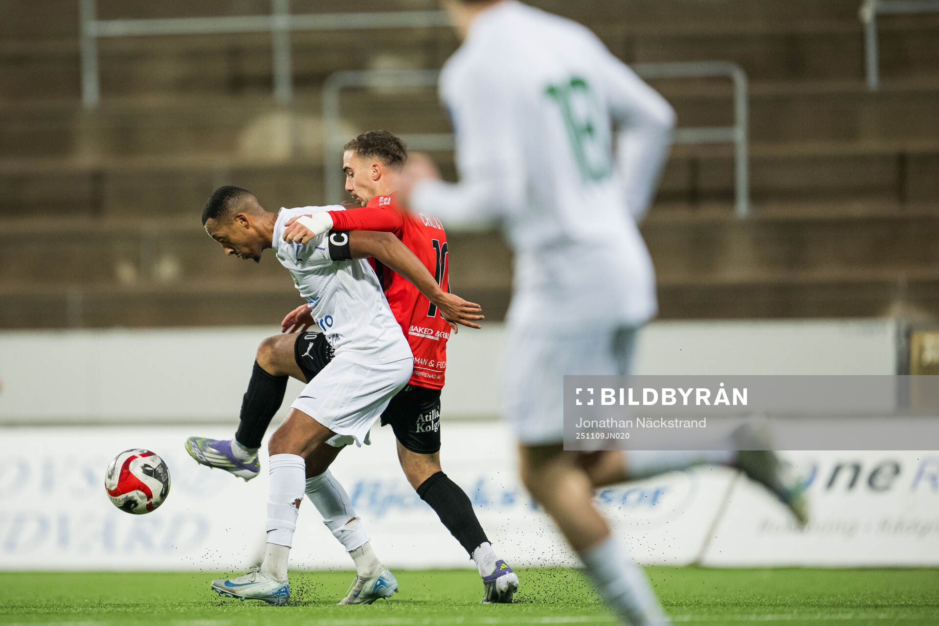FC Arlandas Yoas Yemane och Nordic United FCs Lorent Mehmeti