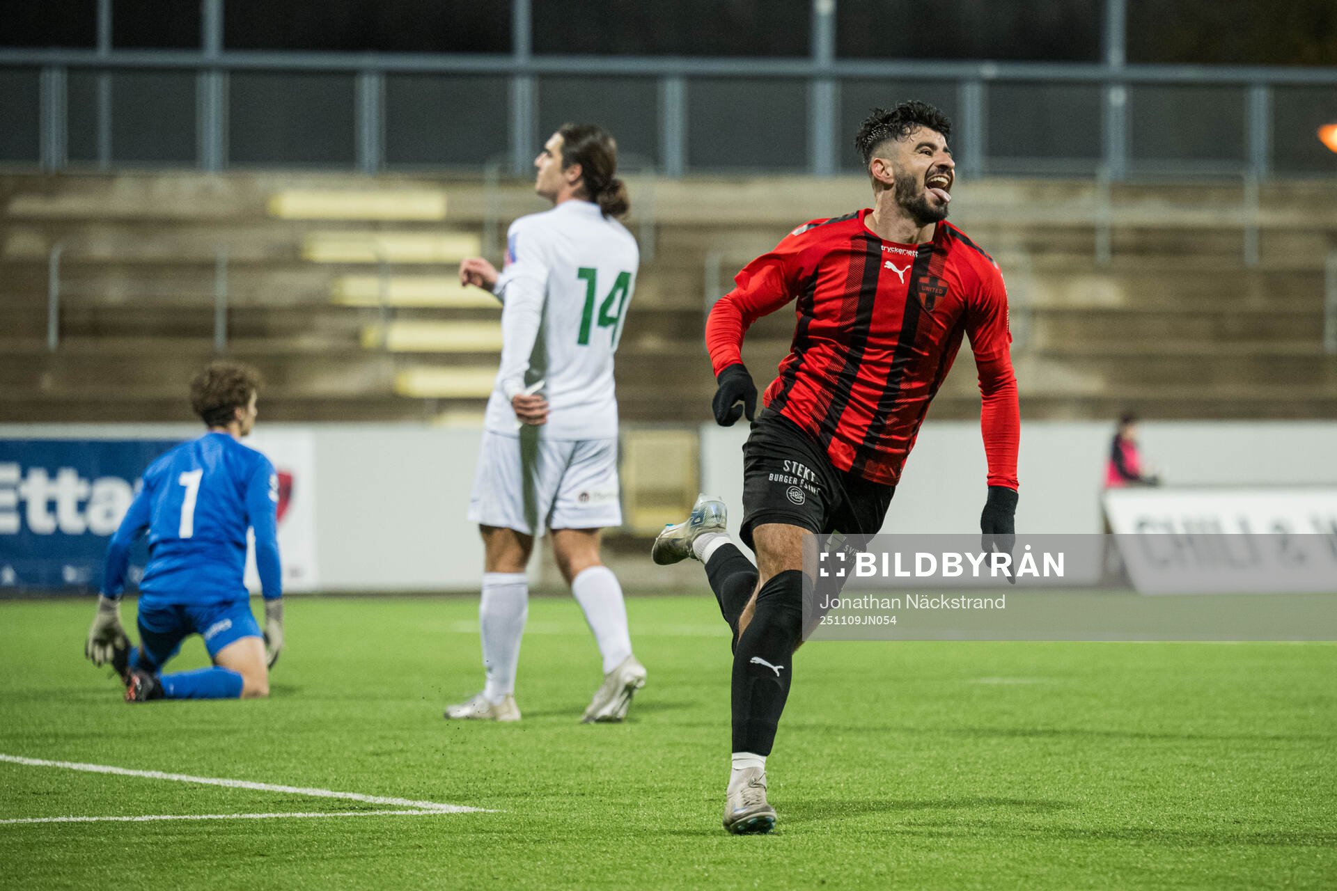 FC Arlandas Felix Strängborn jublar