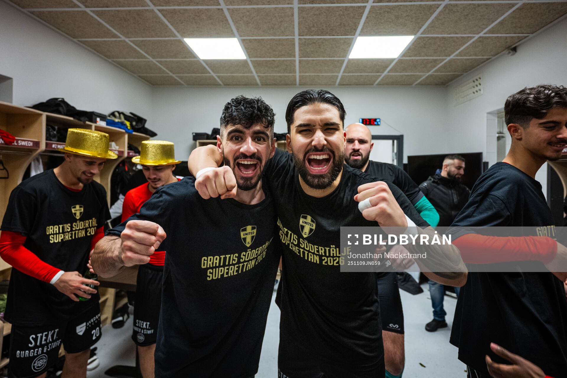 Nordic United FCs Shergo Shhab och Jonathan Gursac jublar