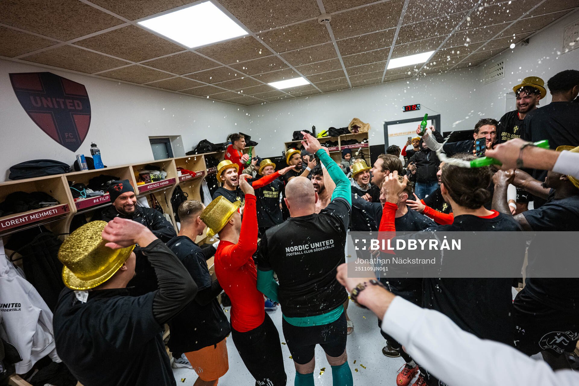 Nordic United FCs spelare jublar