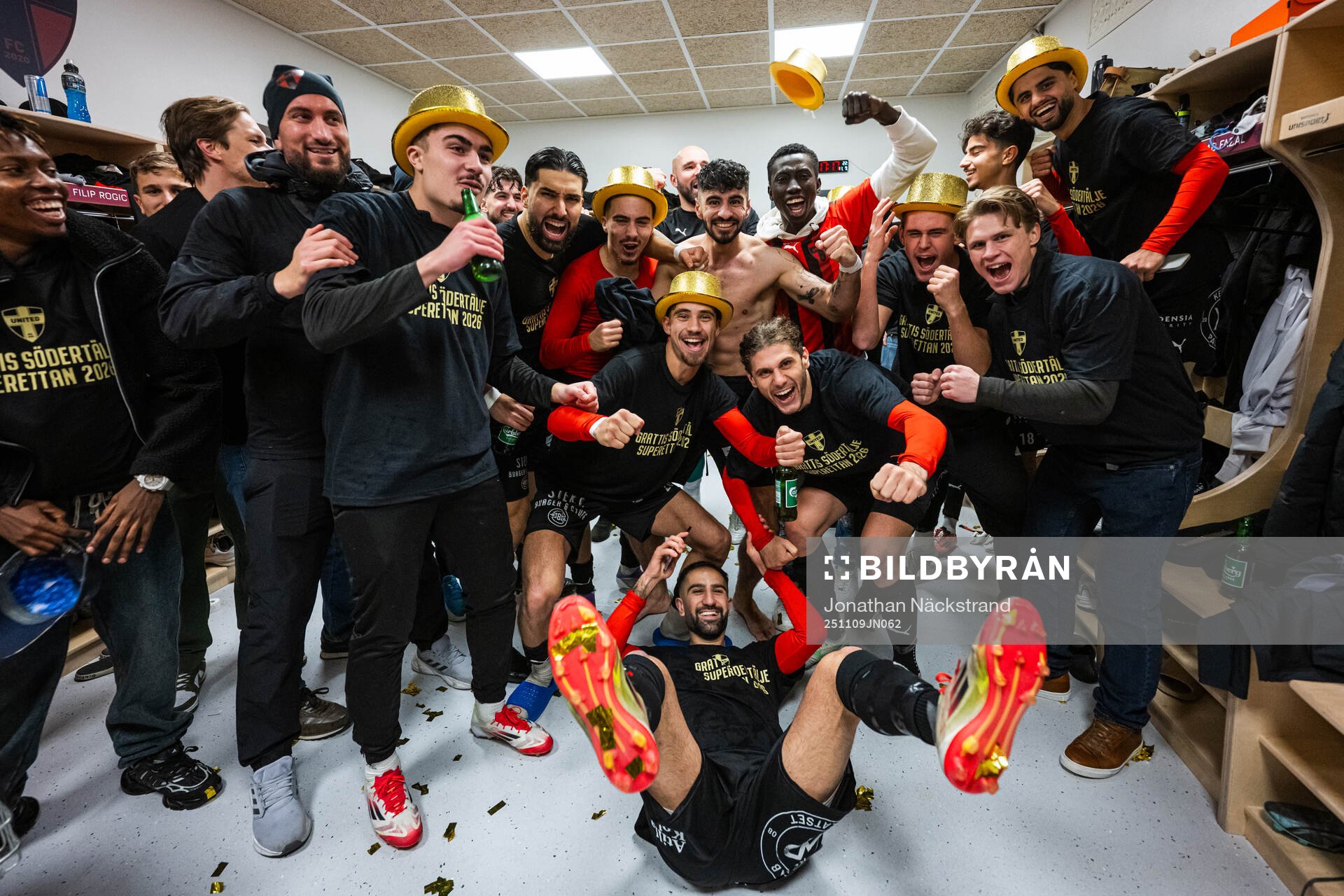 Nordic United FCs spelare jublar