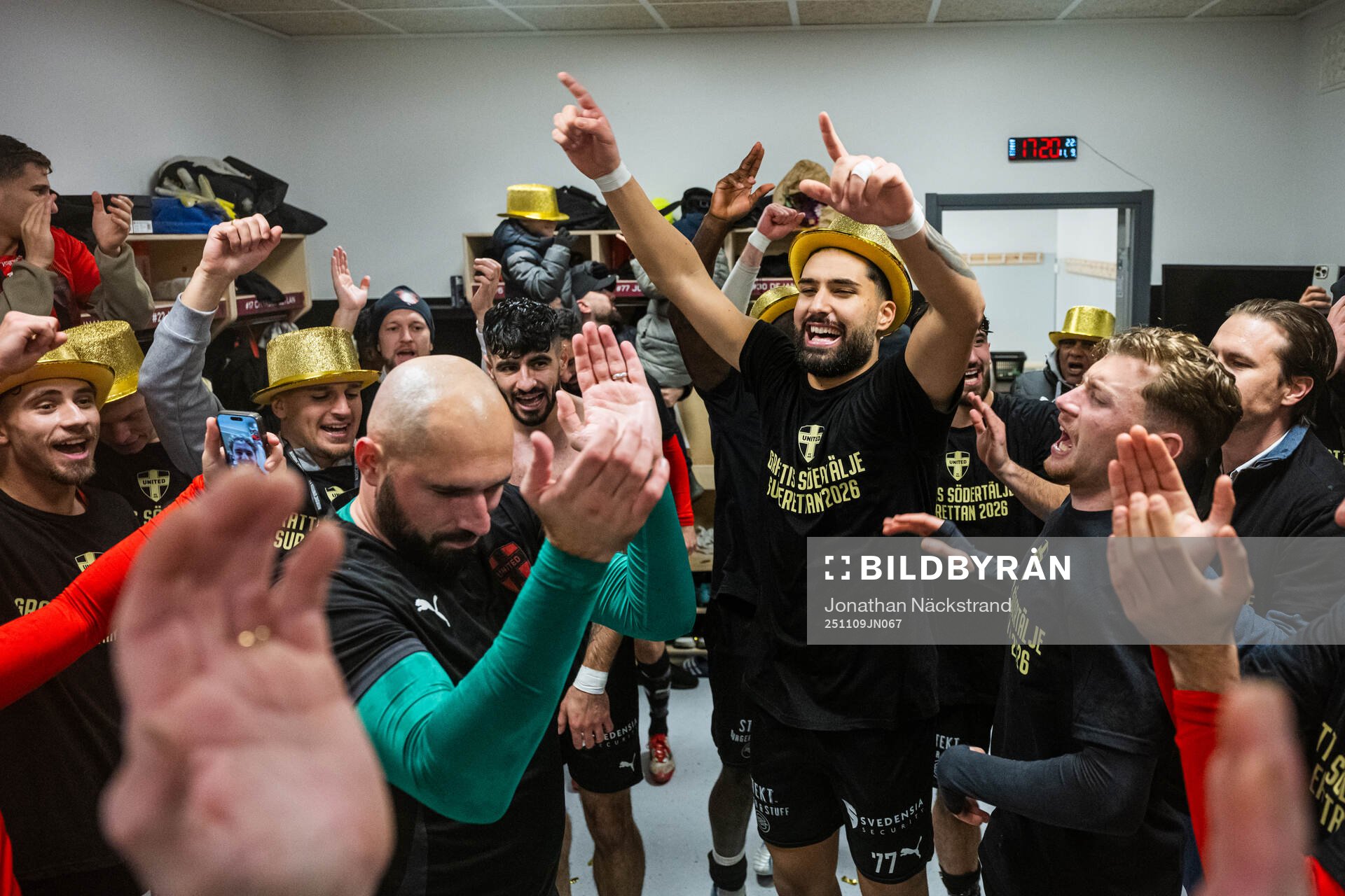 Nordic United FCs spelare jublar