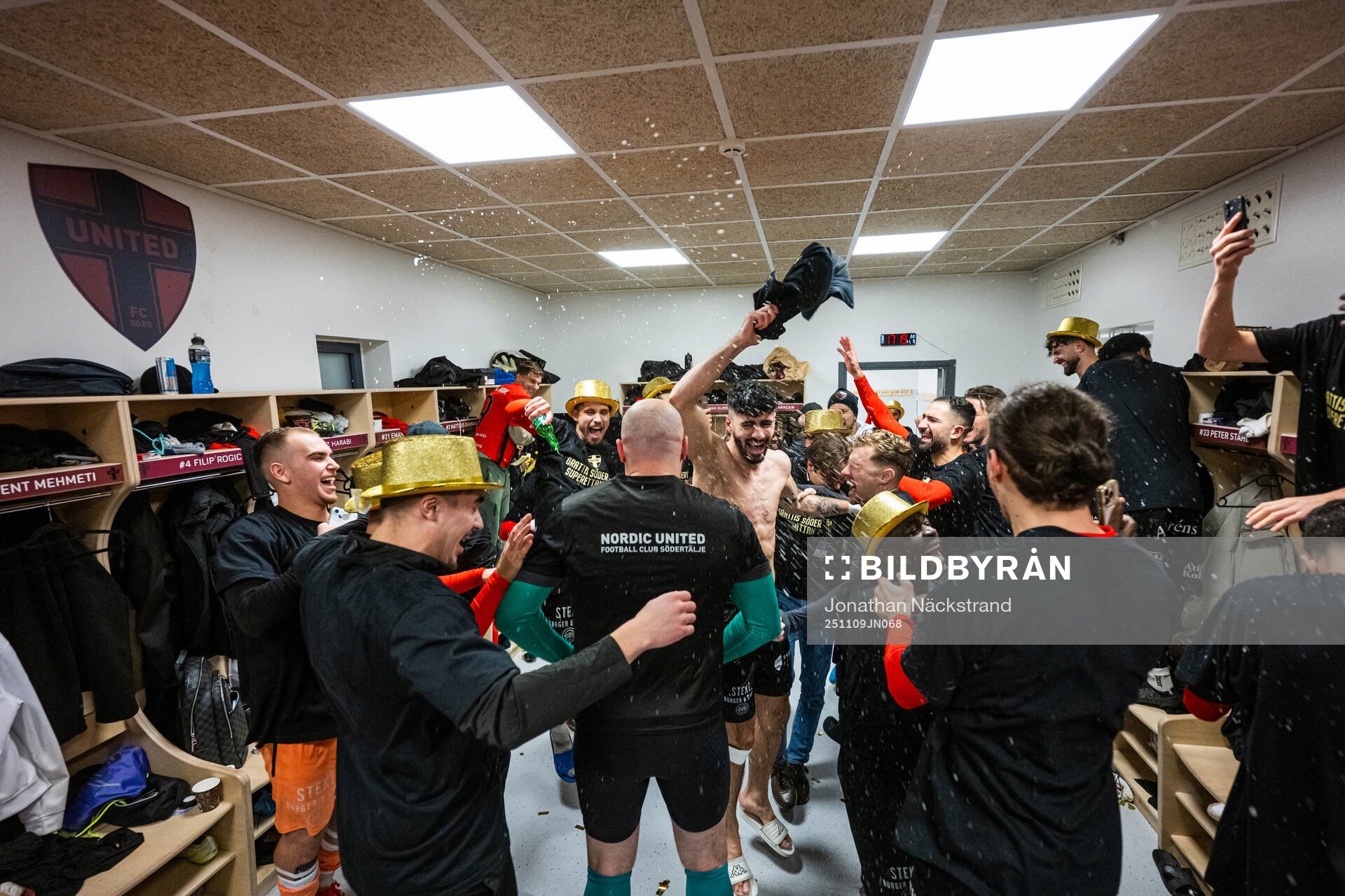Nordic United FCs spelare jublar