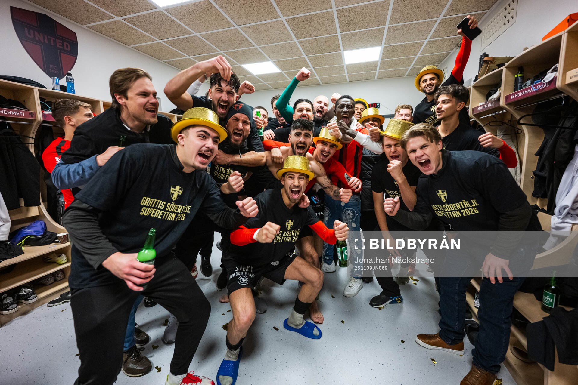 Nordic United FCs spelare jublar