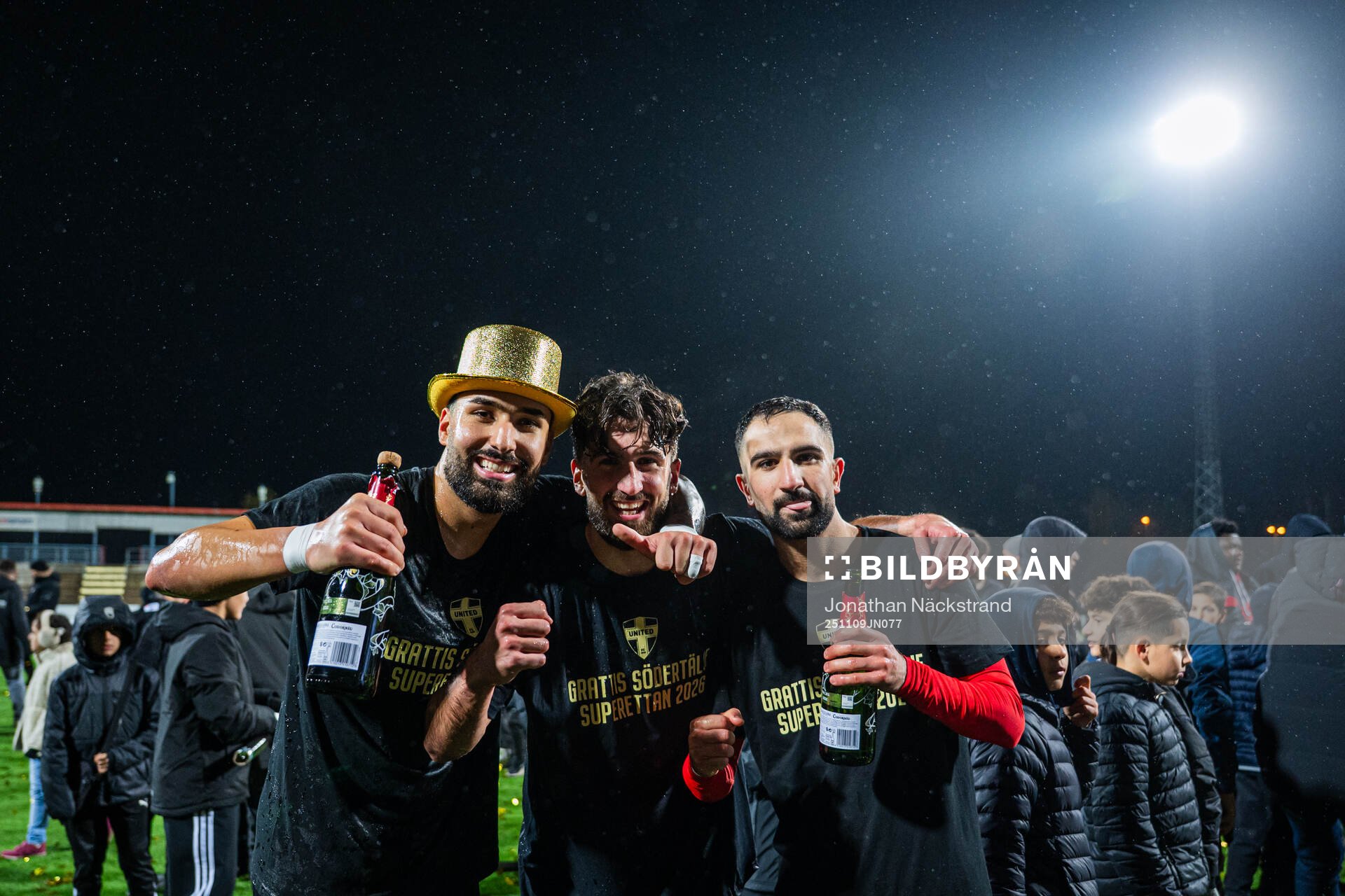 Nordic United FCs spelare jublar