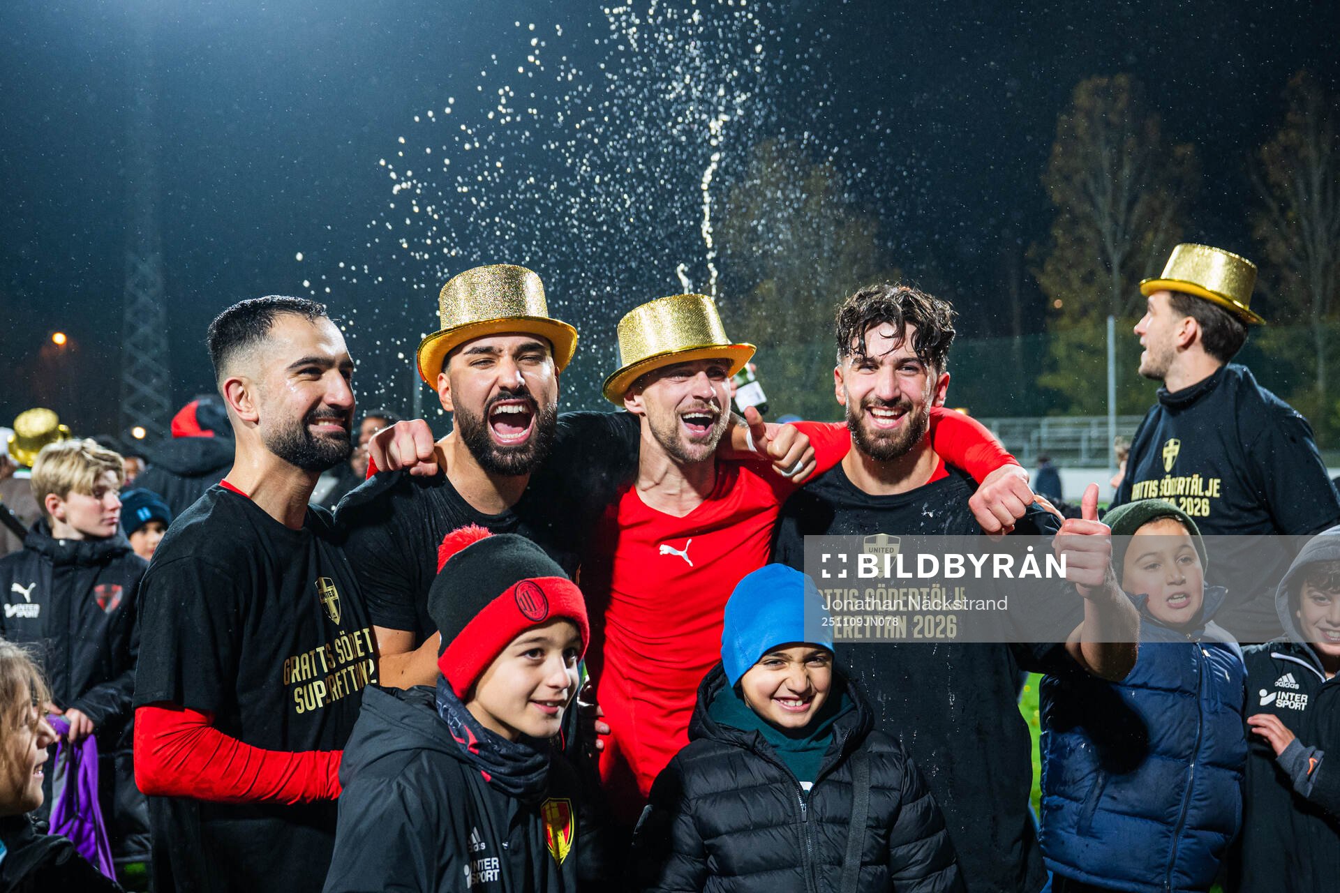 Nordic United FCs spelare jublar