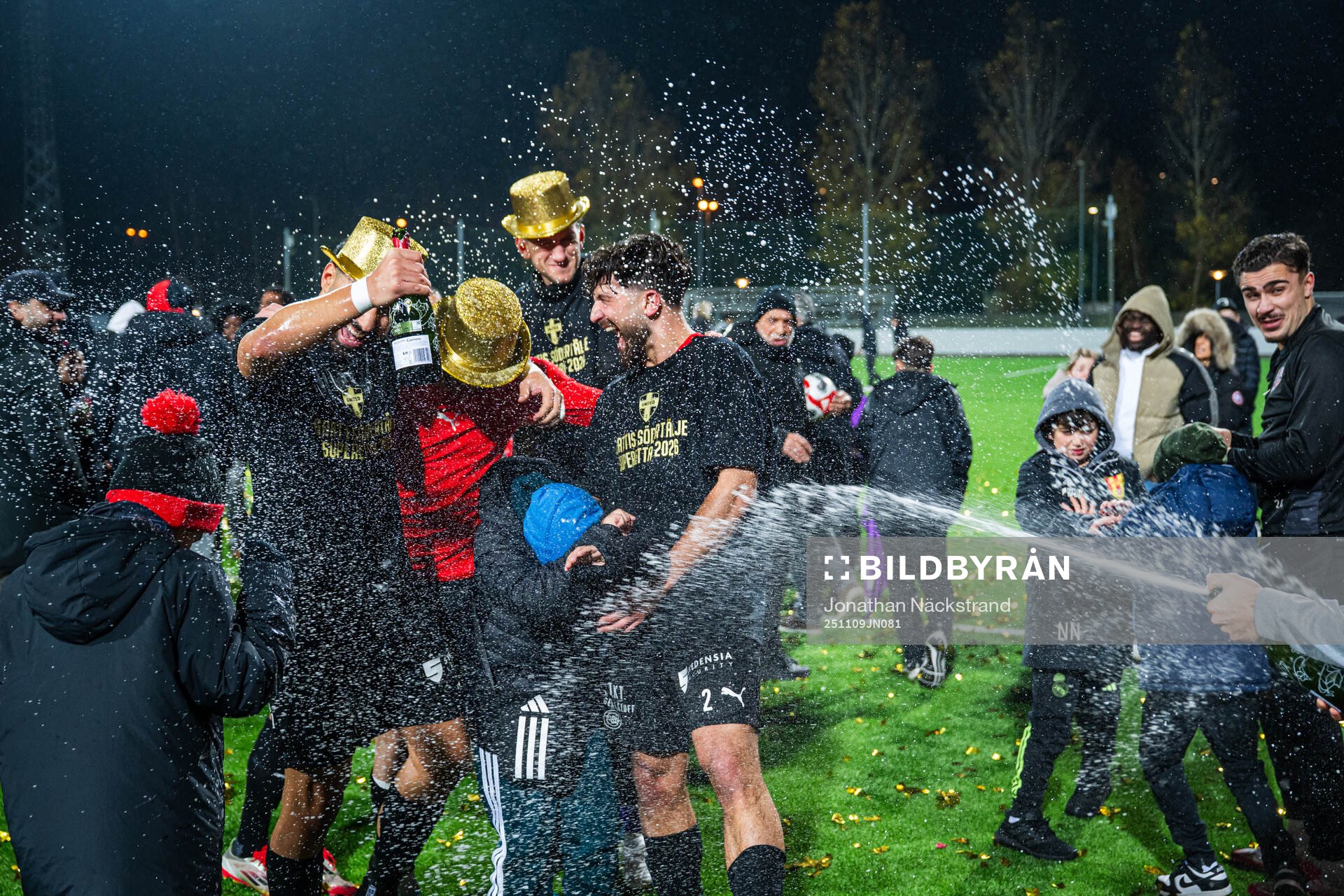 Nordic United FCs spelare jublar