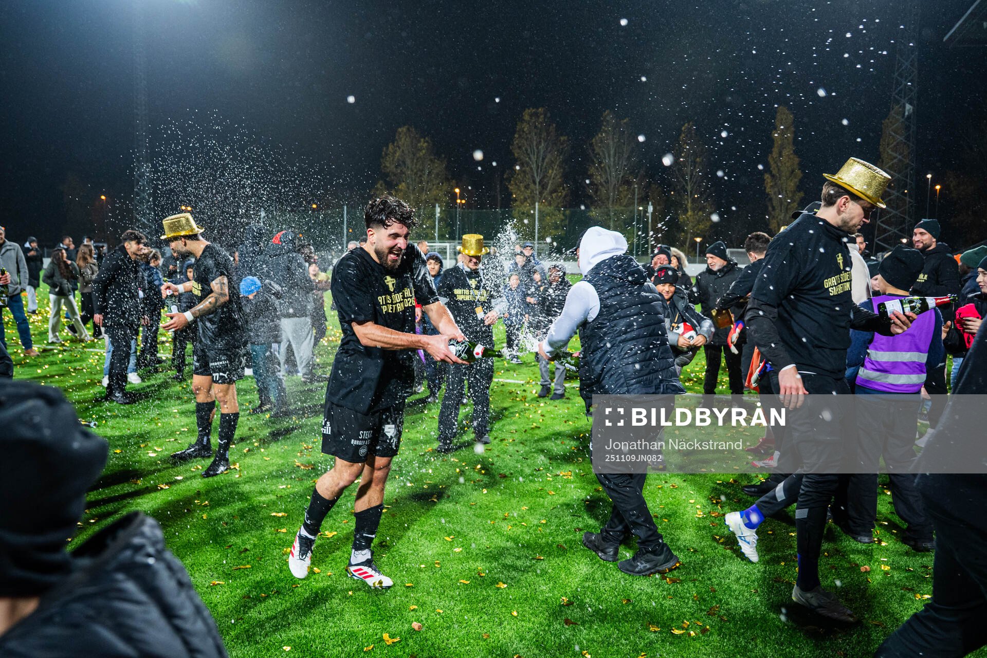 Nordic United FCs spelare jublar