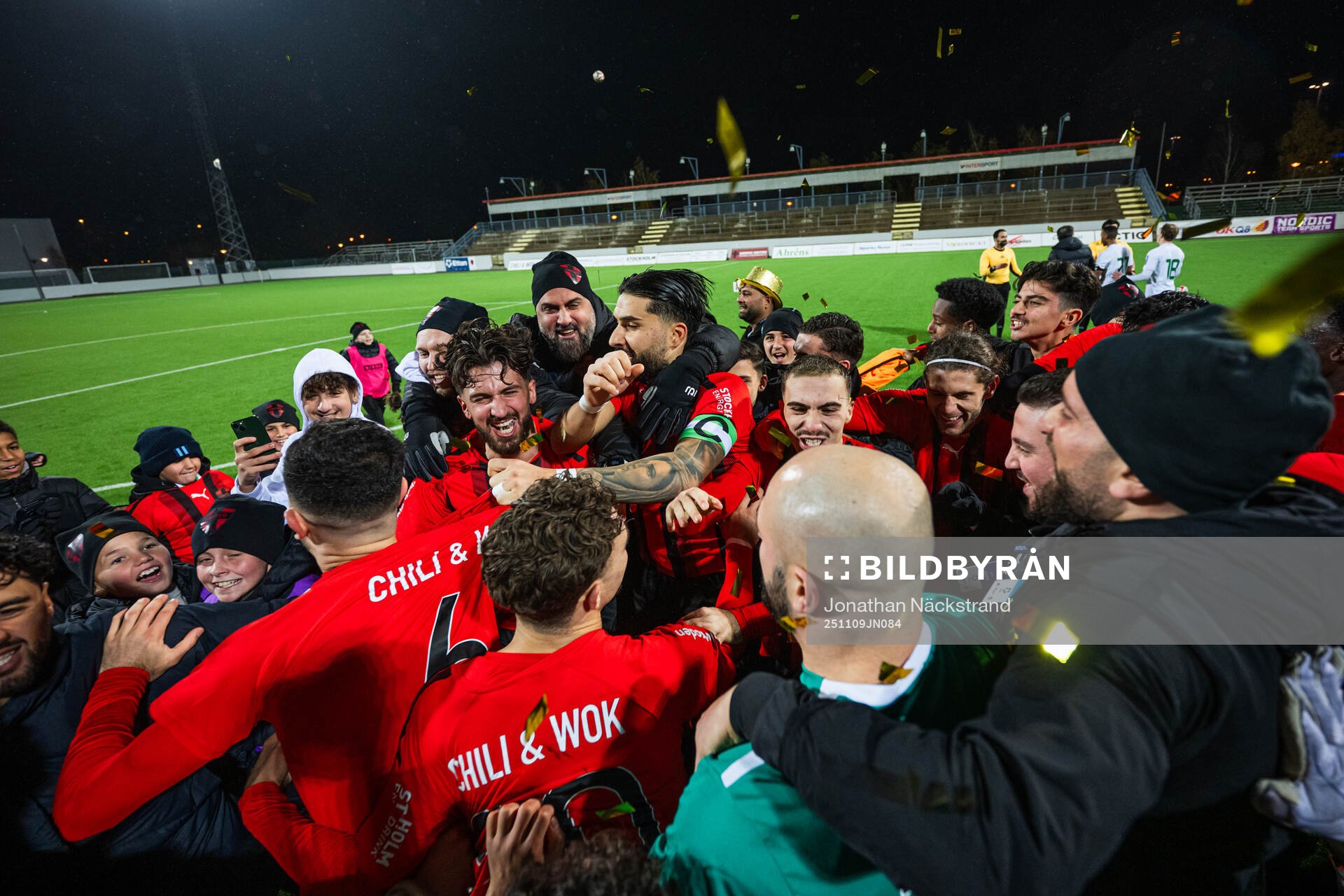Nordic United FCs spelare jublar