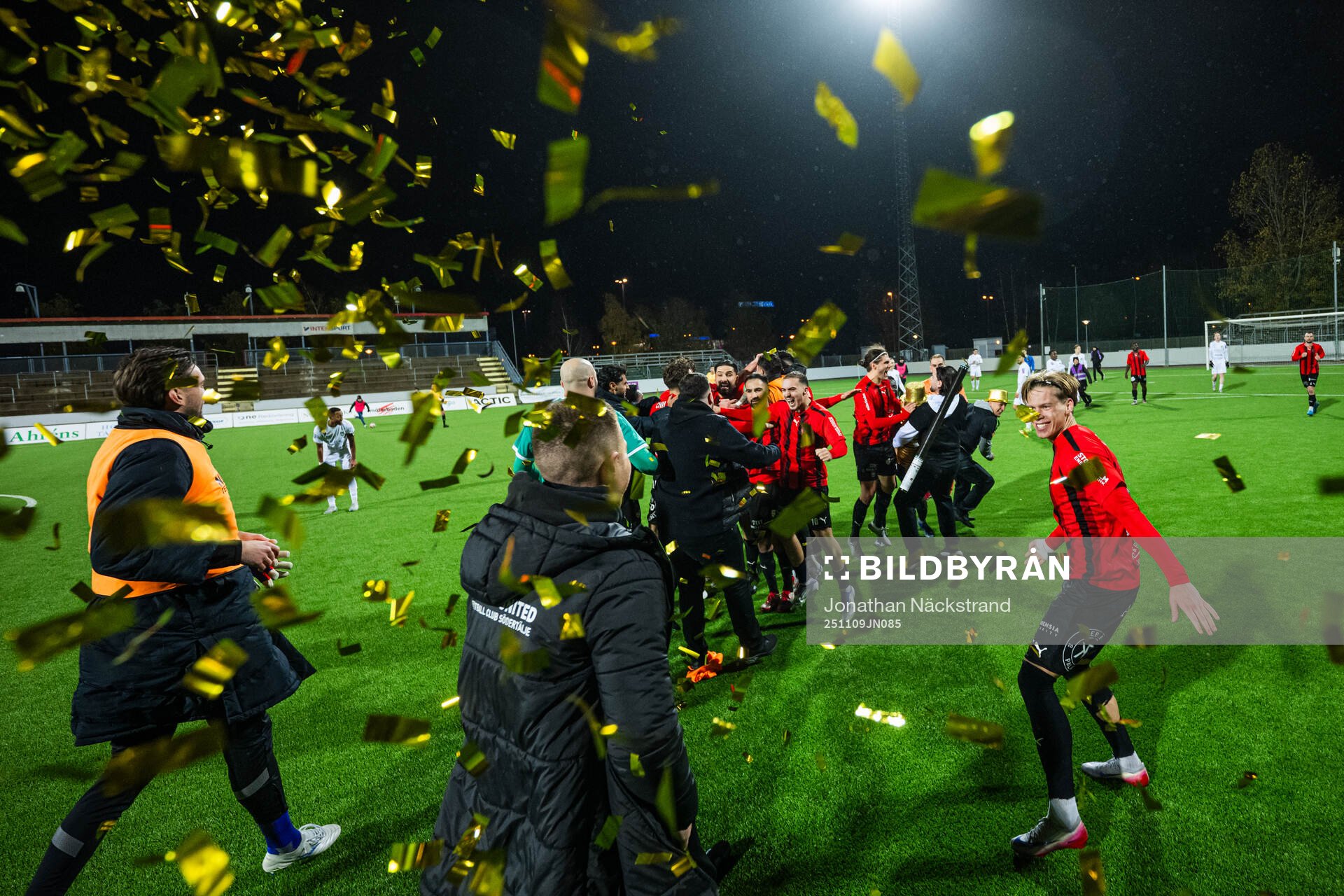 Nordic United FCs spelare jublar
