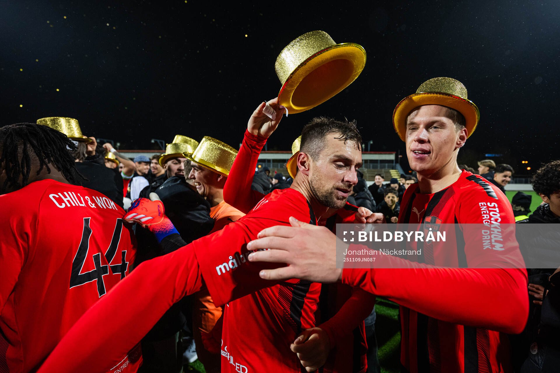 Nordic United FCs spelare jublar