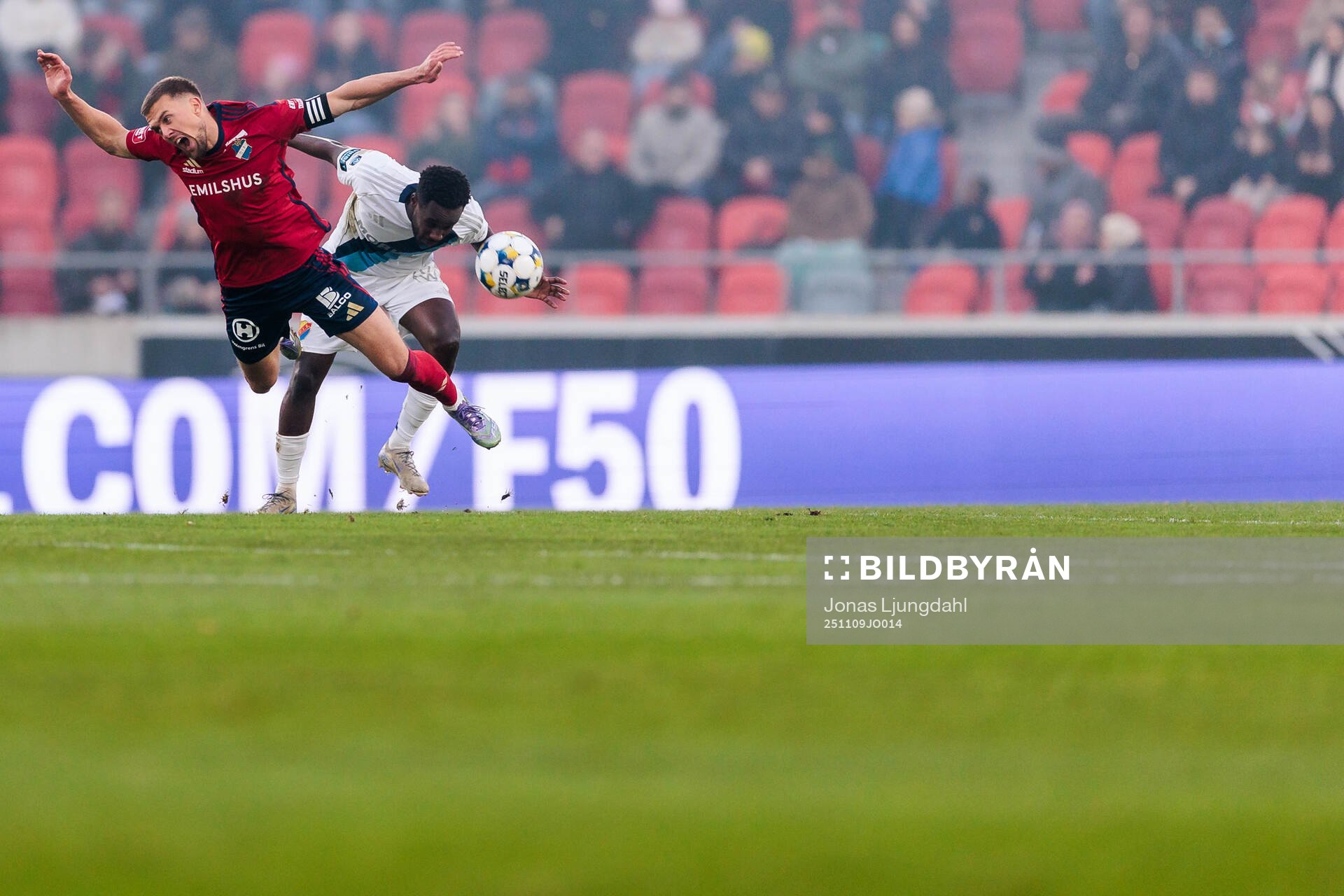 Östers Ivan Kricak och Djurgårdens Tokmac Nguen