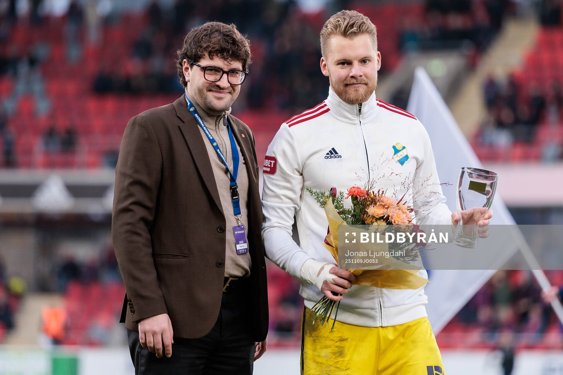 Östers målvakt Robin Wallinder uppmärksammas av
