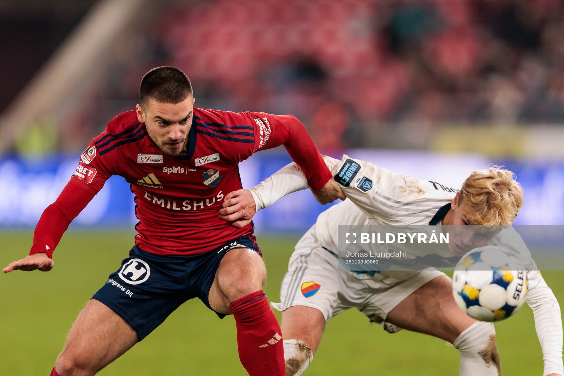 Östers Vladimir Rodic och Djurgårdens Theo Bergvall
