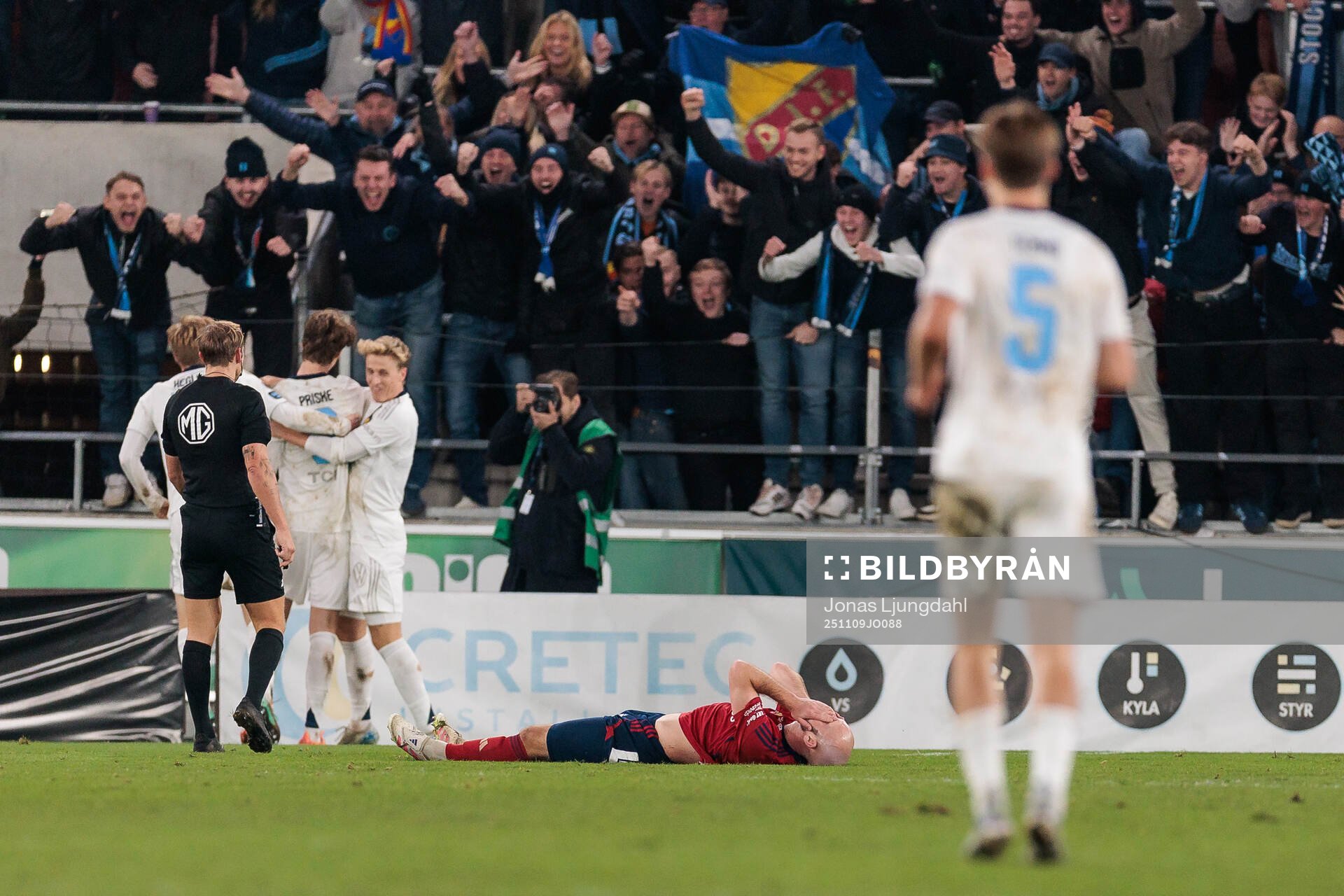 Djurgårdens spelare jublar och Östers Sebastian Hedlund