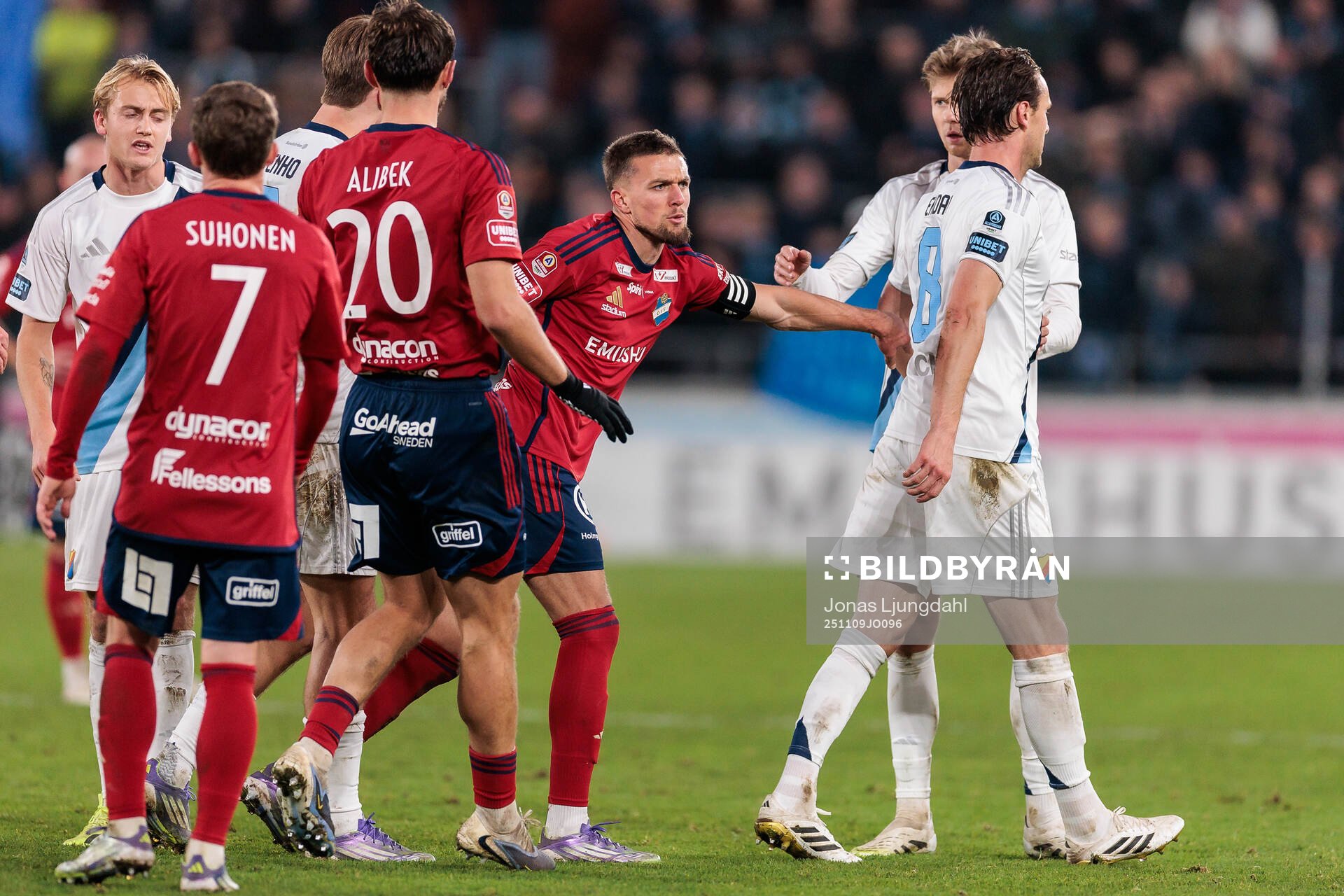 Östers Ivan Kricak knuffar Djurgårdens Albin Ekdal