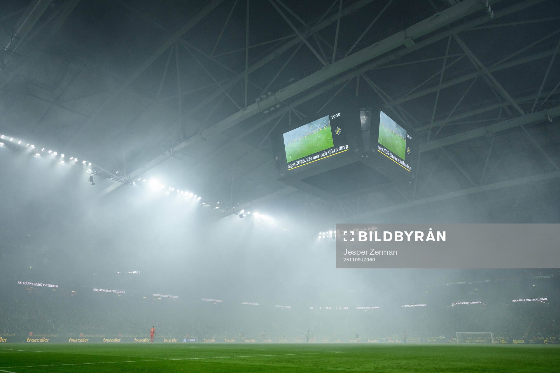 Rök över planen på Strawberry Arena