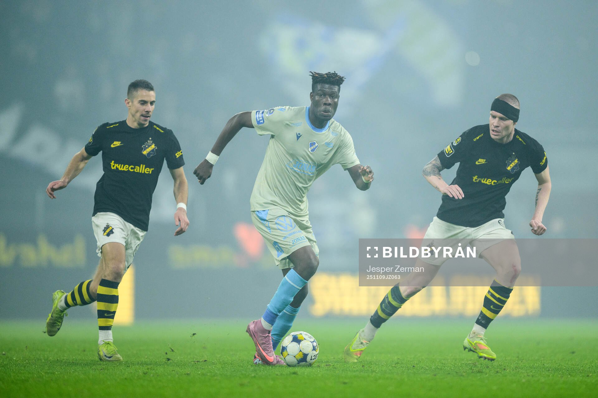 Halmstads Emmanuel Yeboah mot AIKs Dino Besirovic och