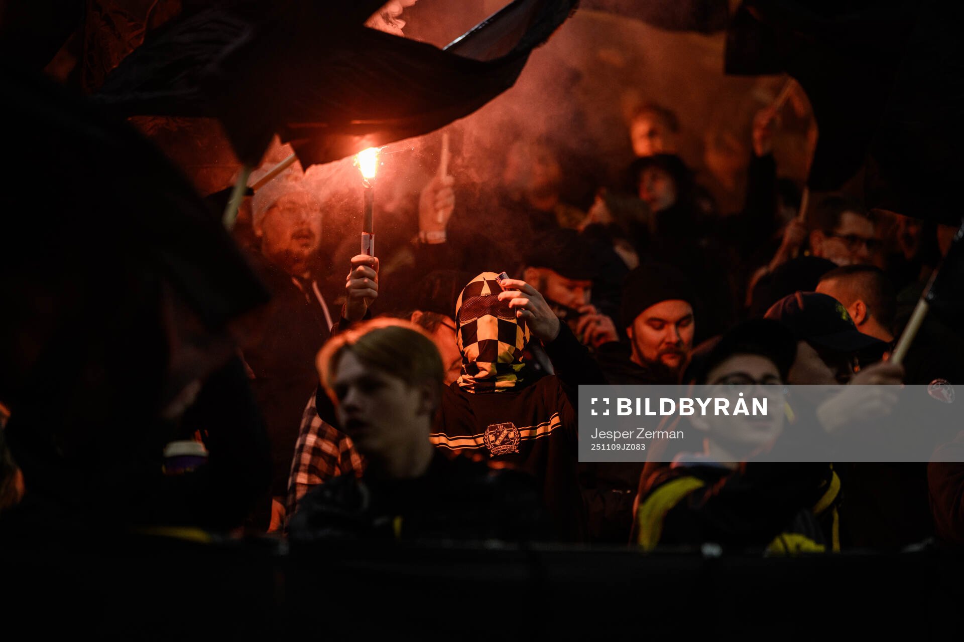 AIKs supportrar med bengaler