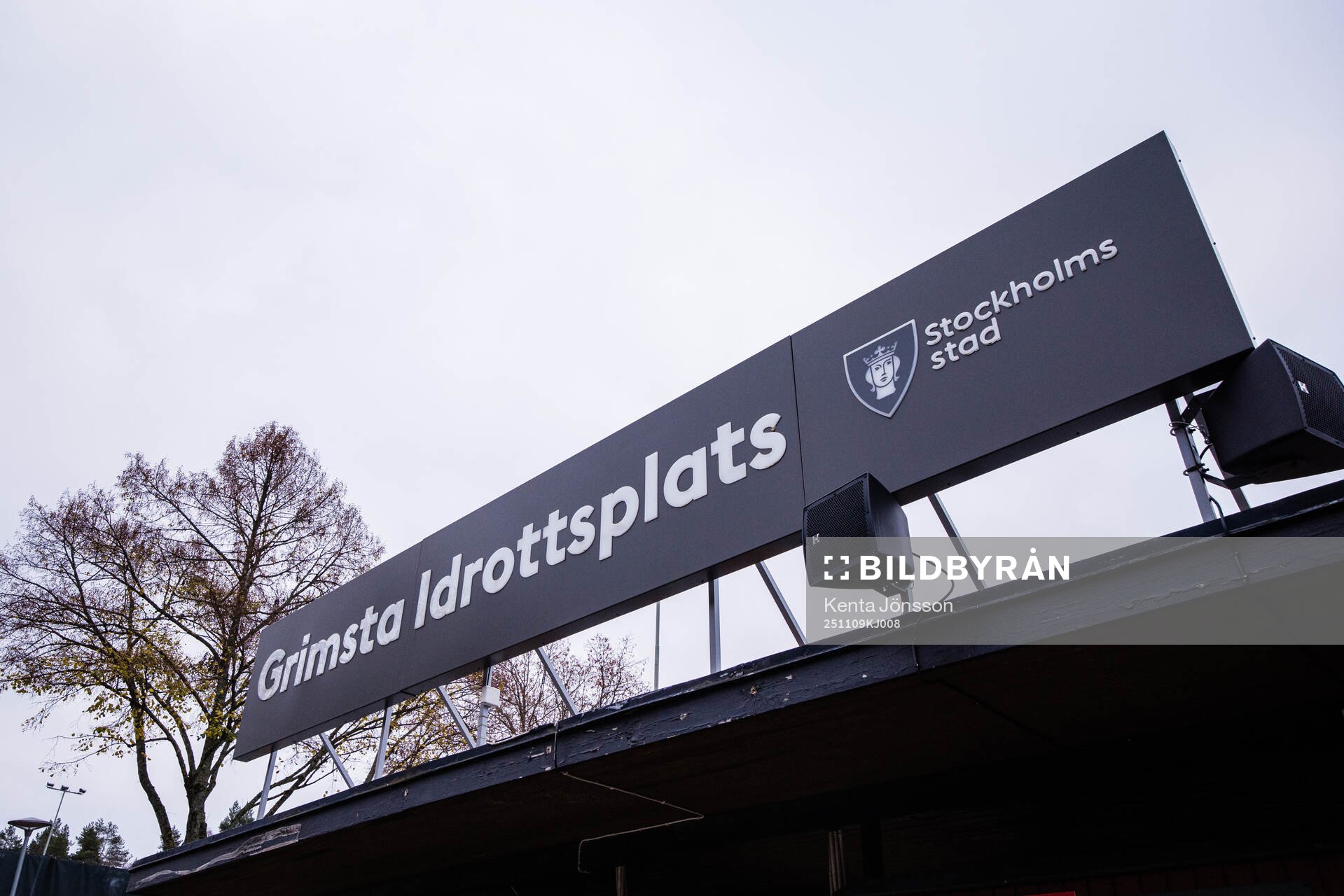 En skylt ovanför huvudentrén till Grimsta IP