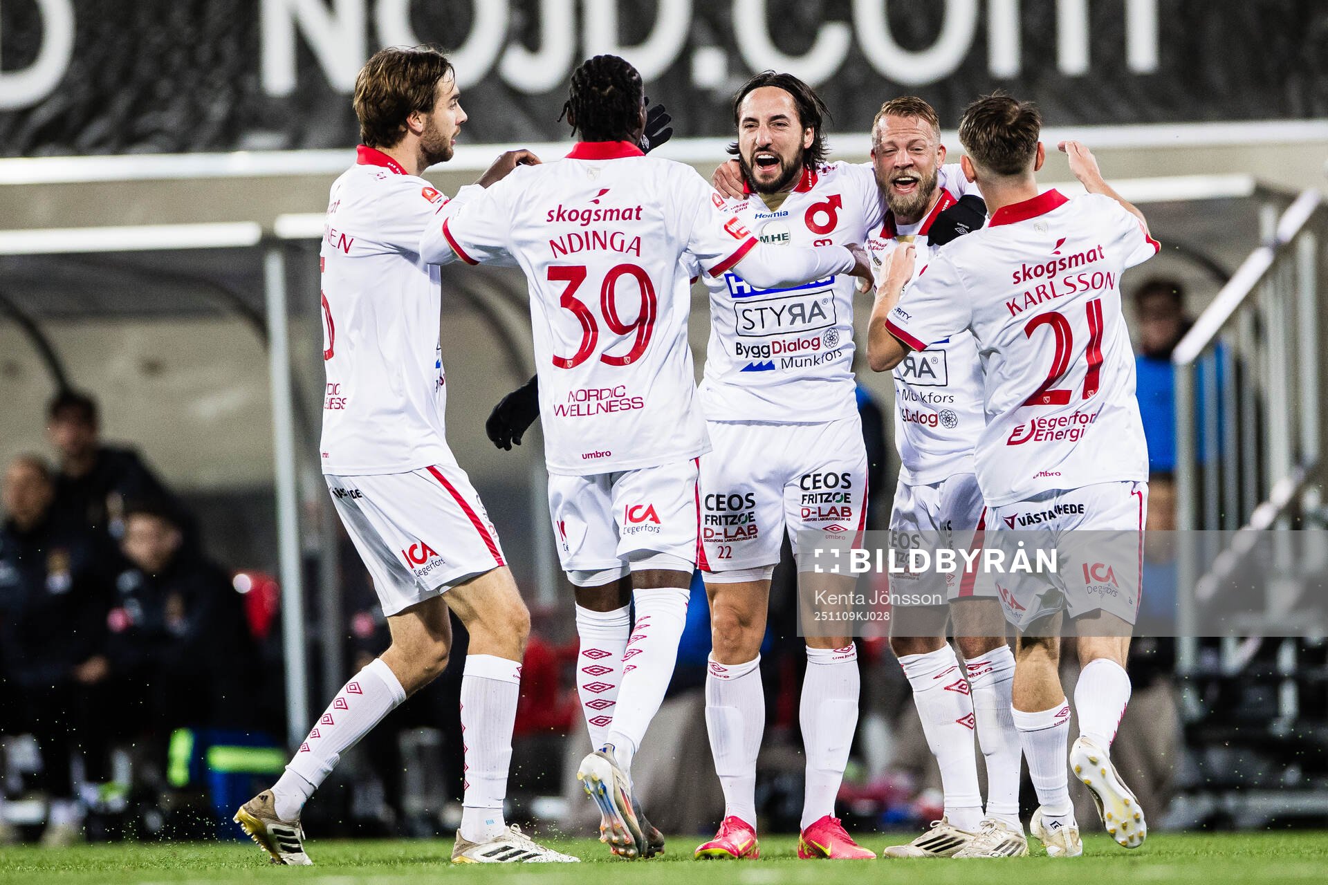Degerfors Dijan Vukojevic jublar med lagkamrater