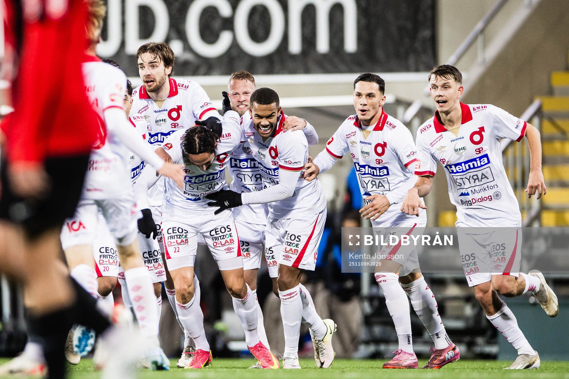 Degerfors Dijan Vukojevic jublar med lagkamrater
