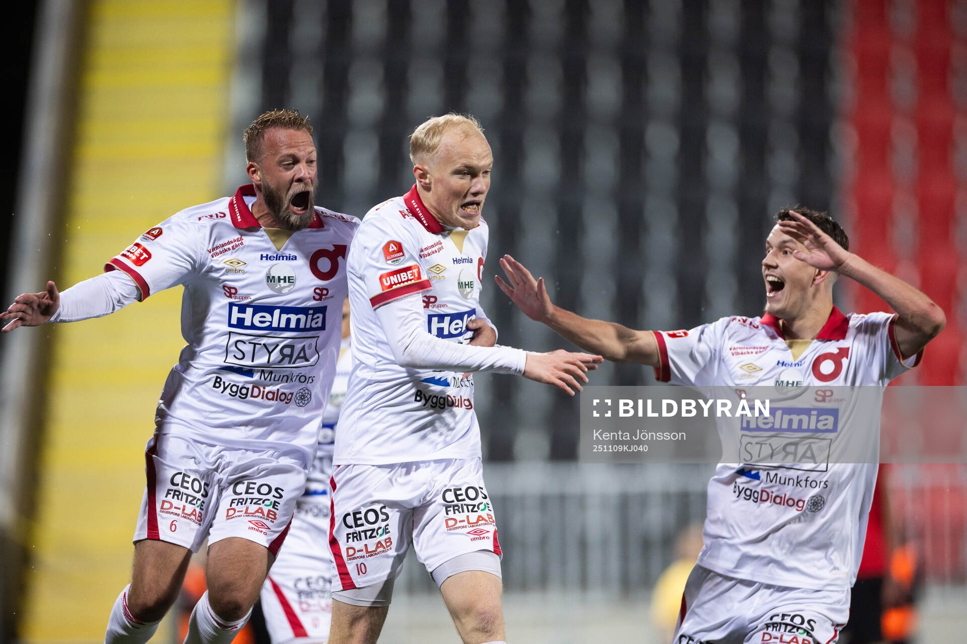 Degerfors Marcus Rafferty (m( jublar med Daniel Sundgren