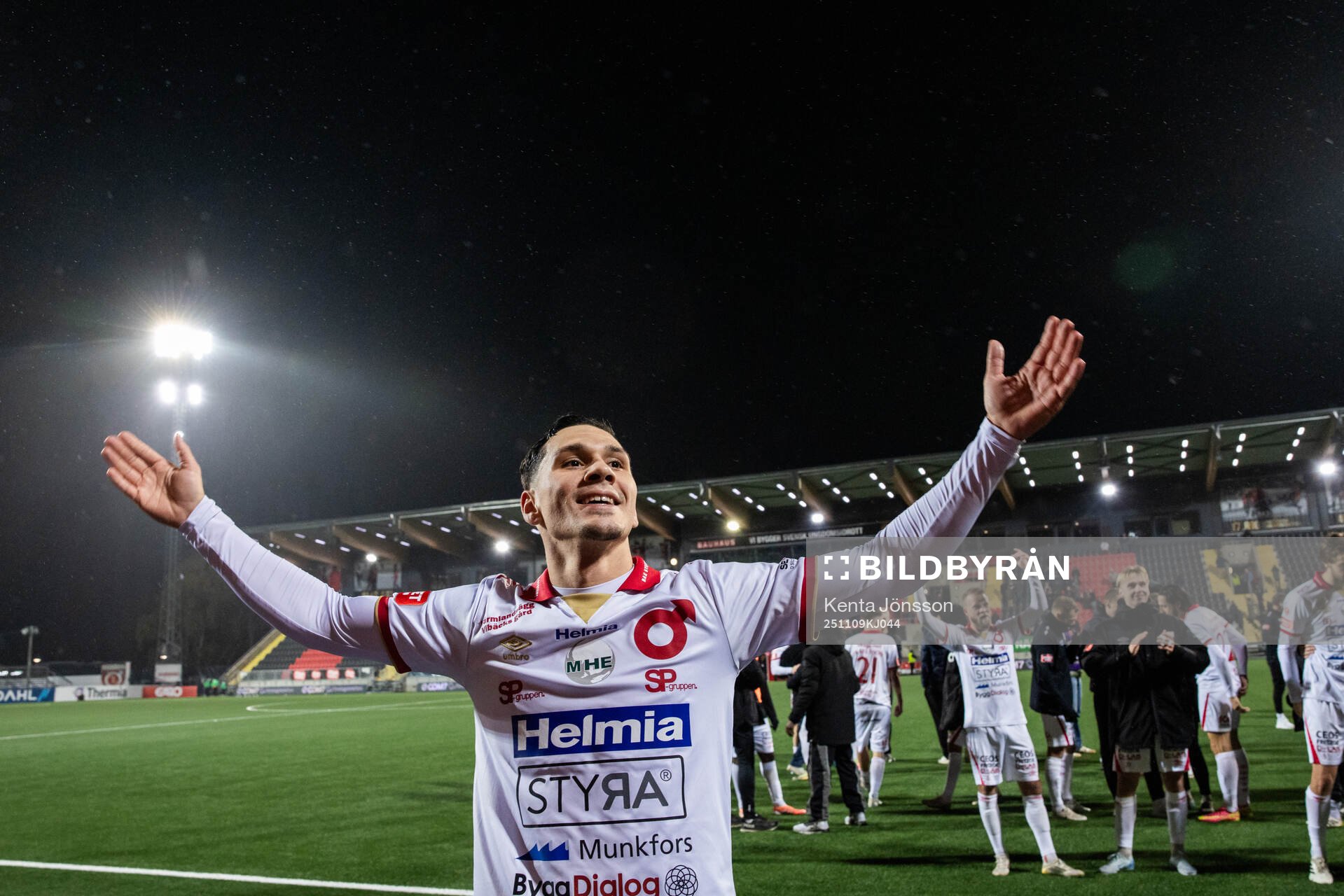 Degerfors Arman Taranis jublar