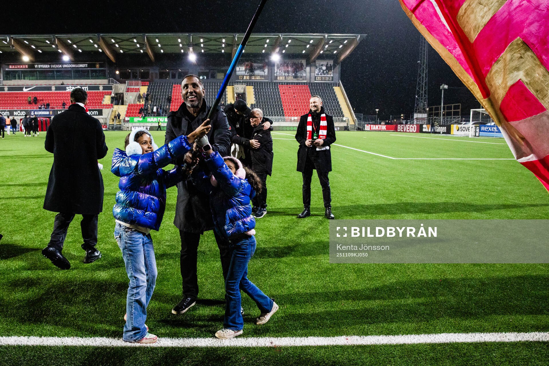 Degerfors tränare Henok Goitom jublar