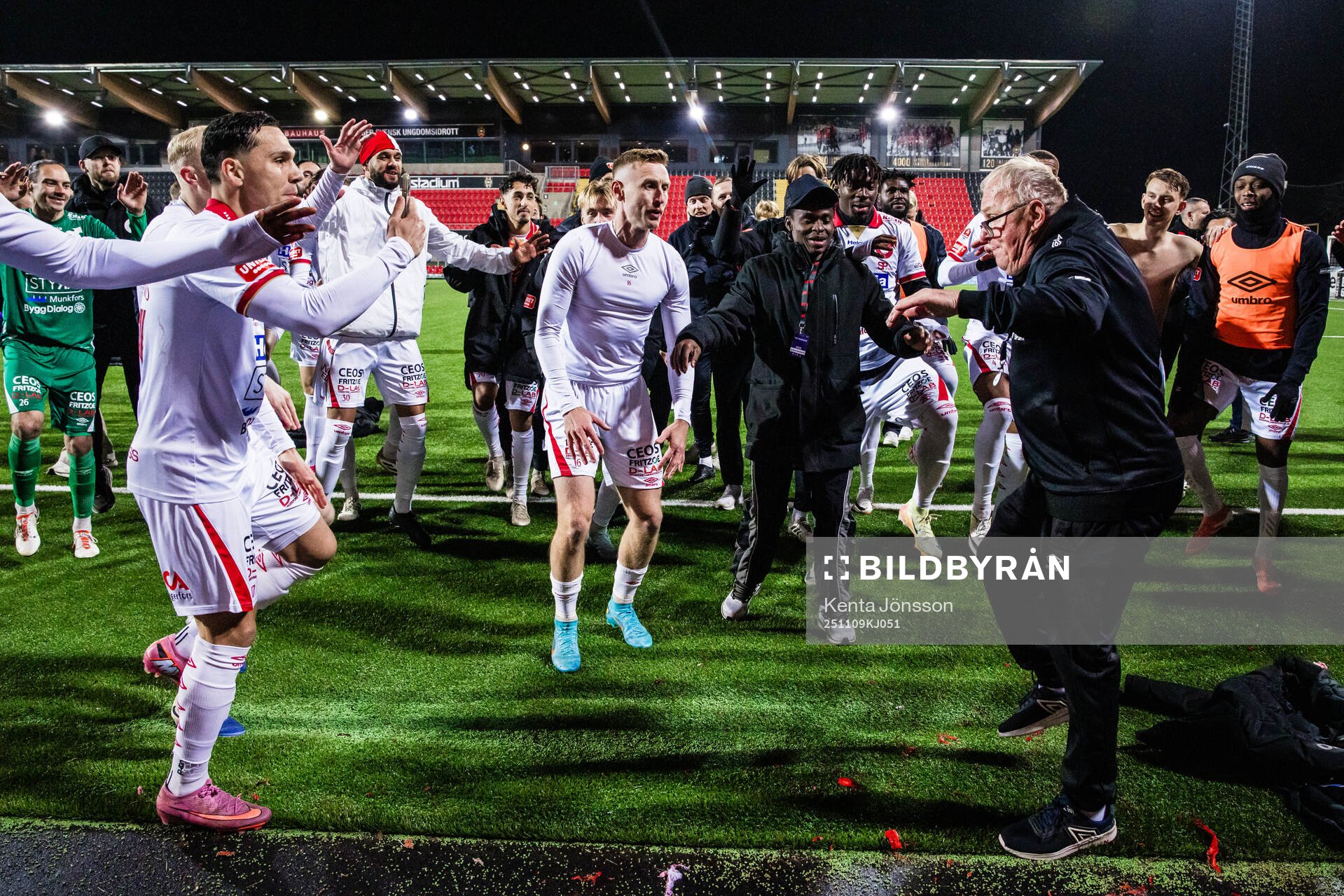 Degerfors lagledare Stig ”Stisse” Ekman jublar med