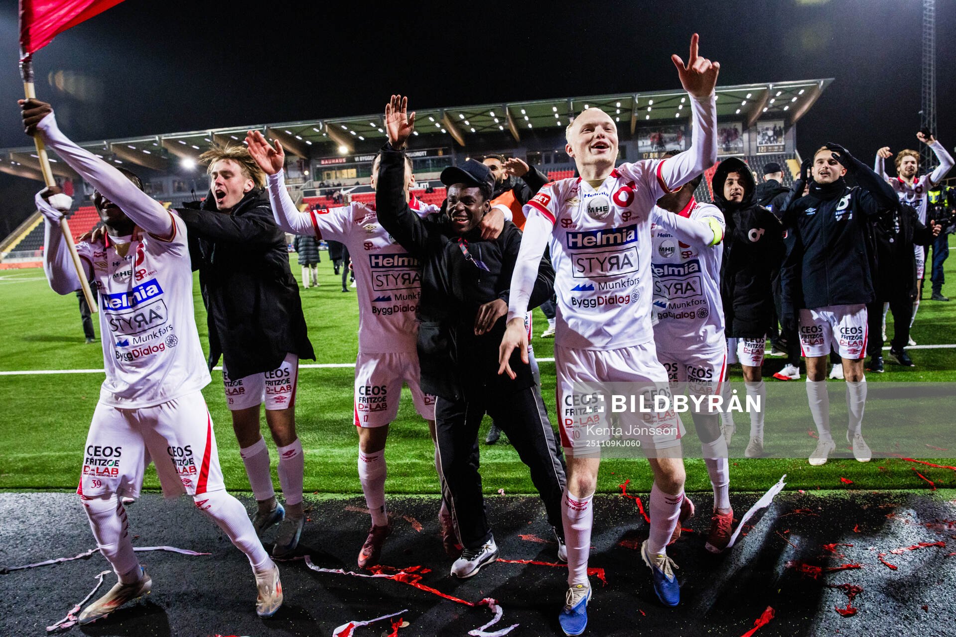 Degerfors Marcus Rafferty  jublar med lagkamrater