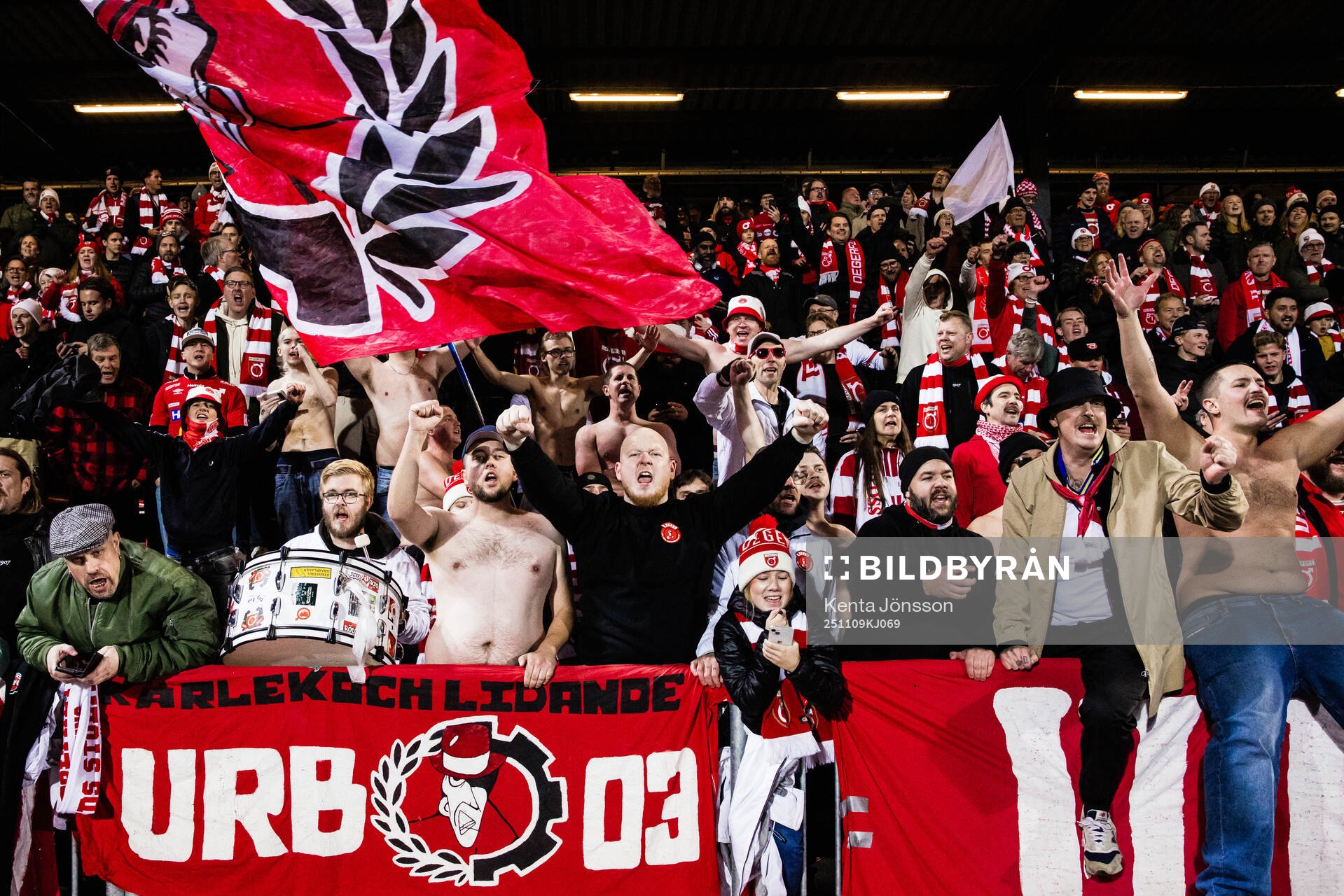 Degerfors supportrar jublar