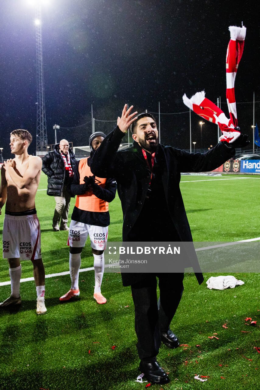 Degerfors assisterande sportchef Sean Sabetkar jublar