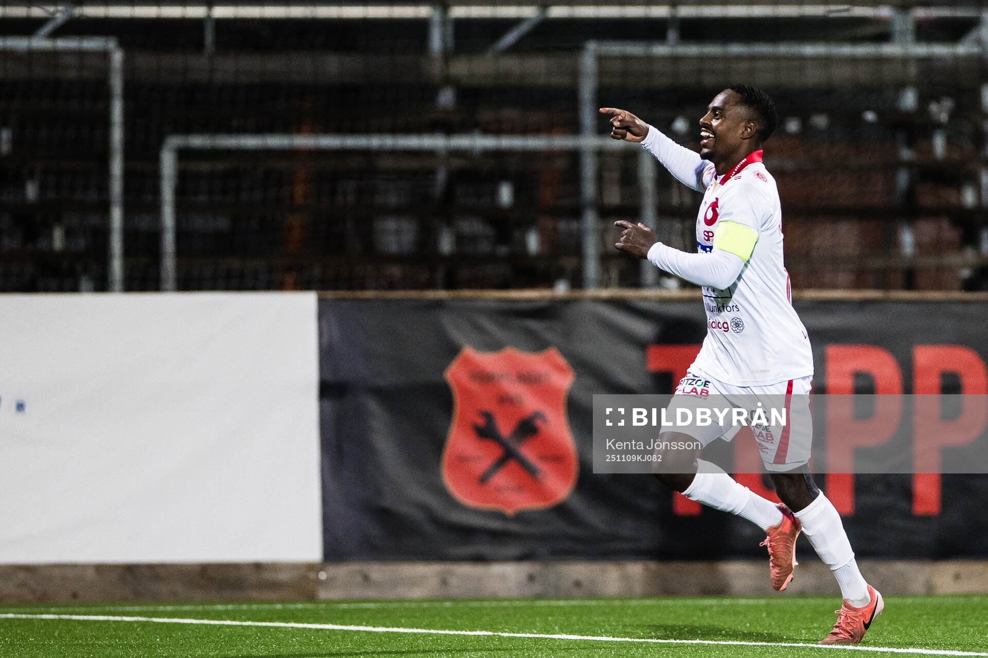 Degerfors Nahom Netabay jublar