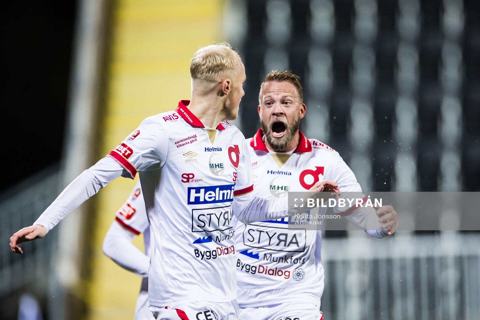 Degerfors Marcus Rafferty och Daniel Sundgren jublar