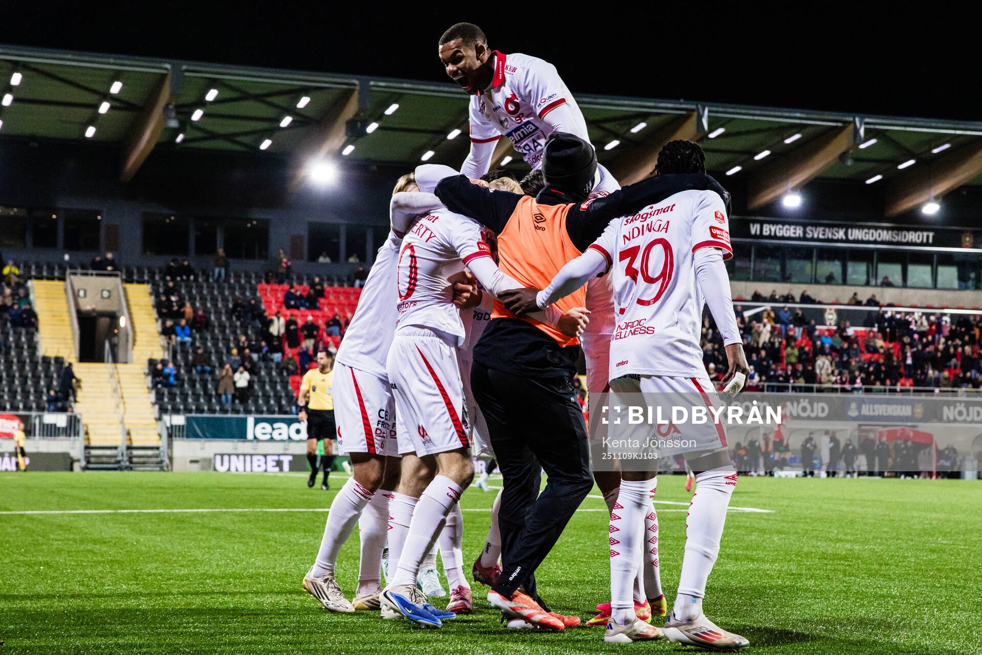 Degerfors Marcus Rafferty jublar och Daniel Sundgren, Leon