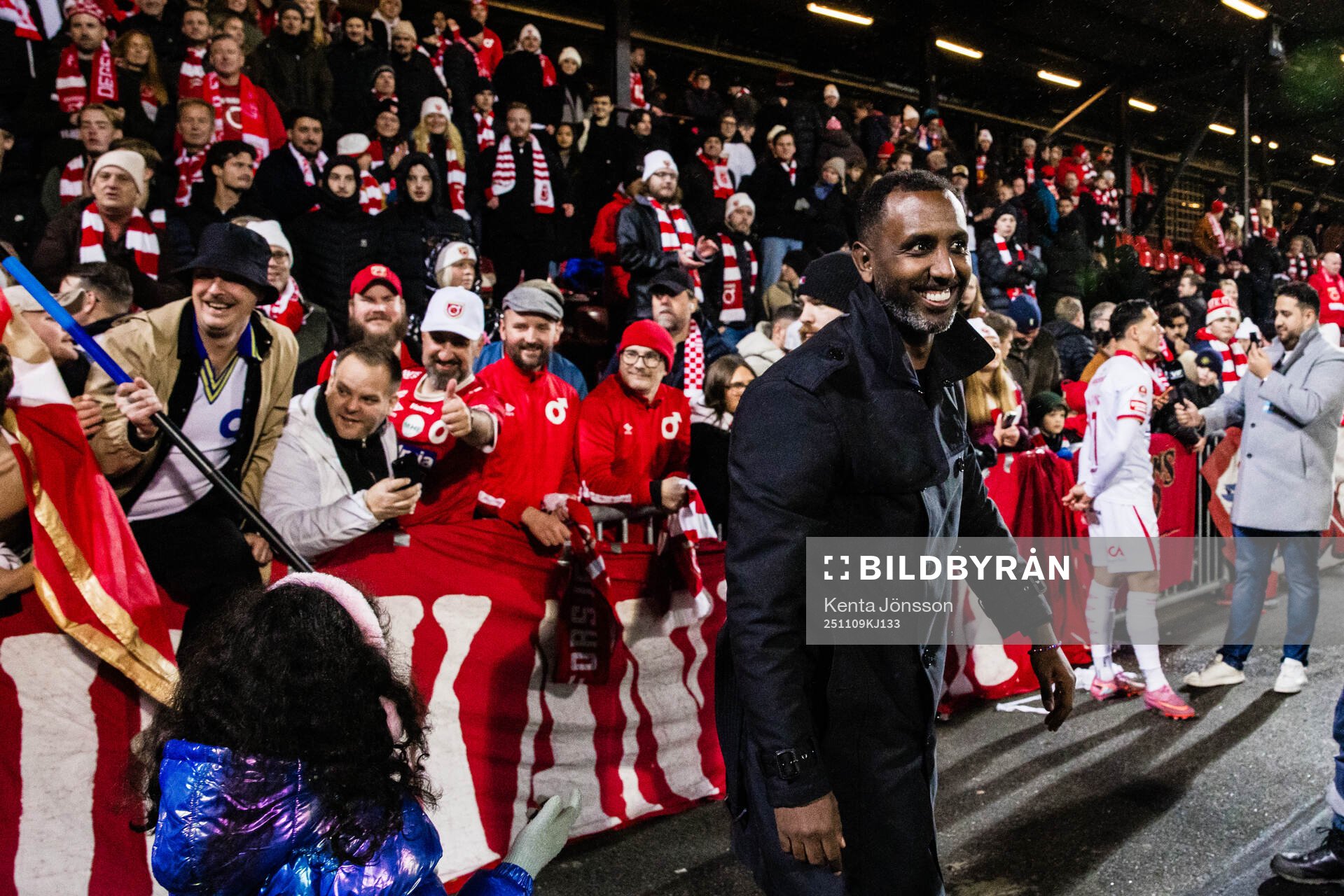 Degerfors tränare Henok Goitom med supportrar