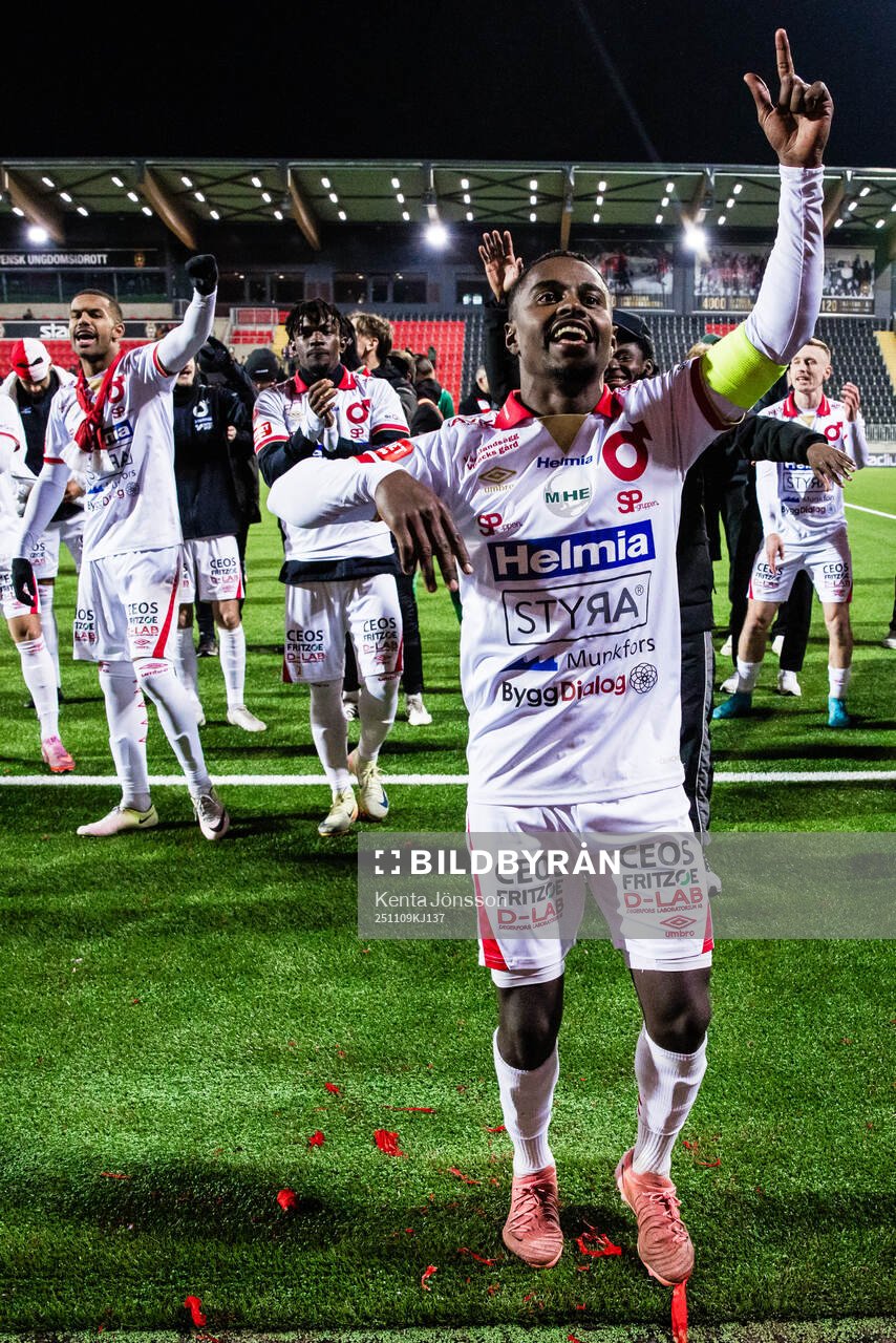 Degerfors Nahom Netabay jublar