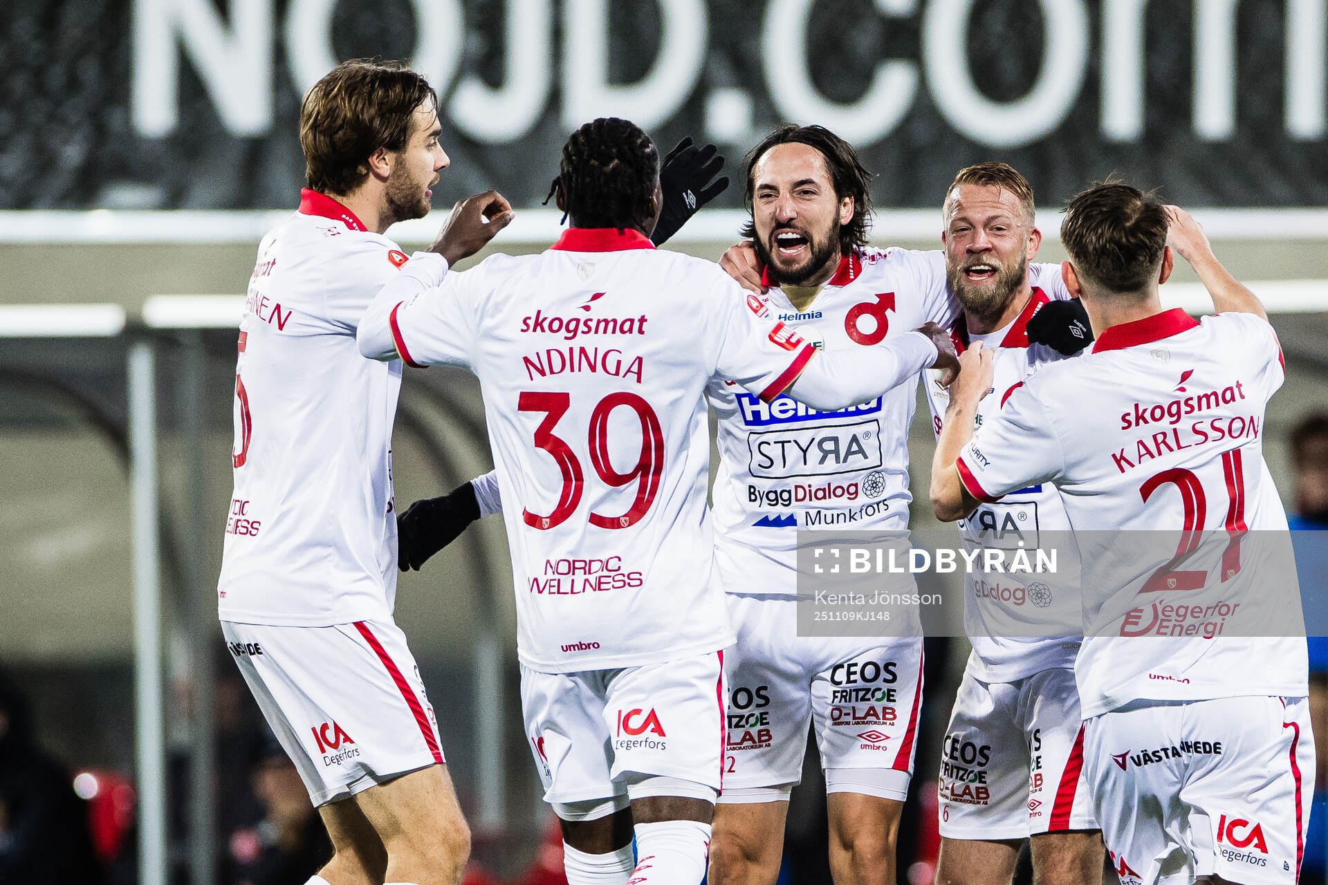Degerfors Dijan Vukojevic jublar med Juhani Pikkarainen,