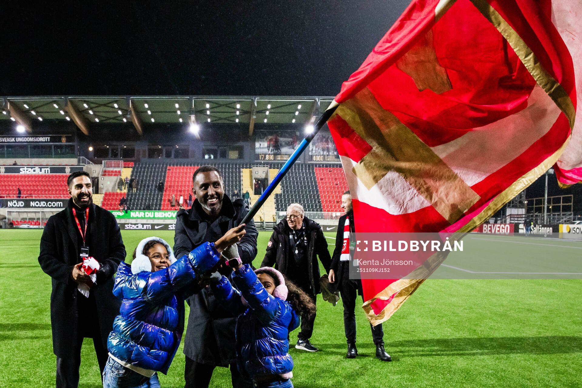 Degerfors tränare Henok Goitom jublar