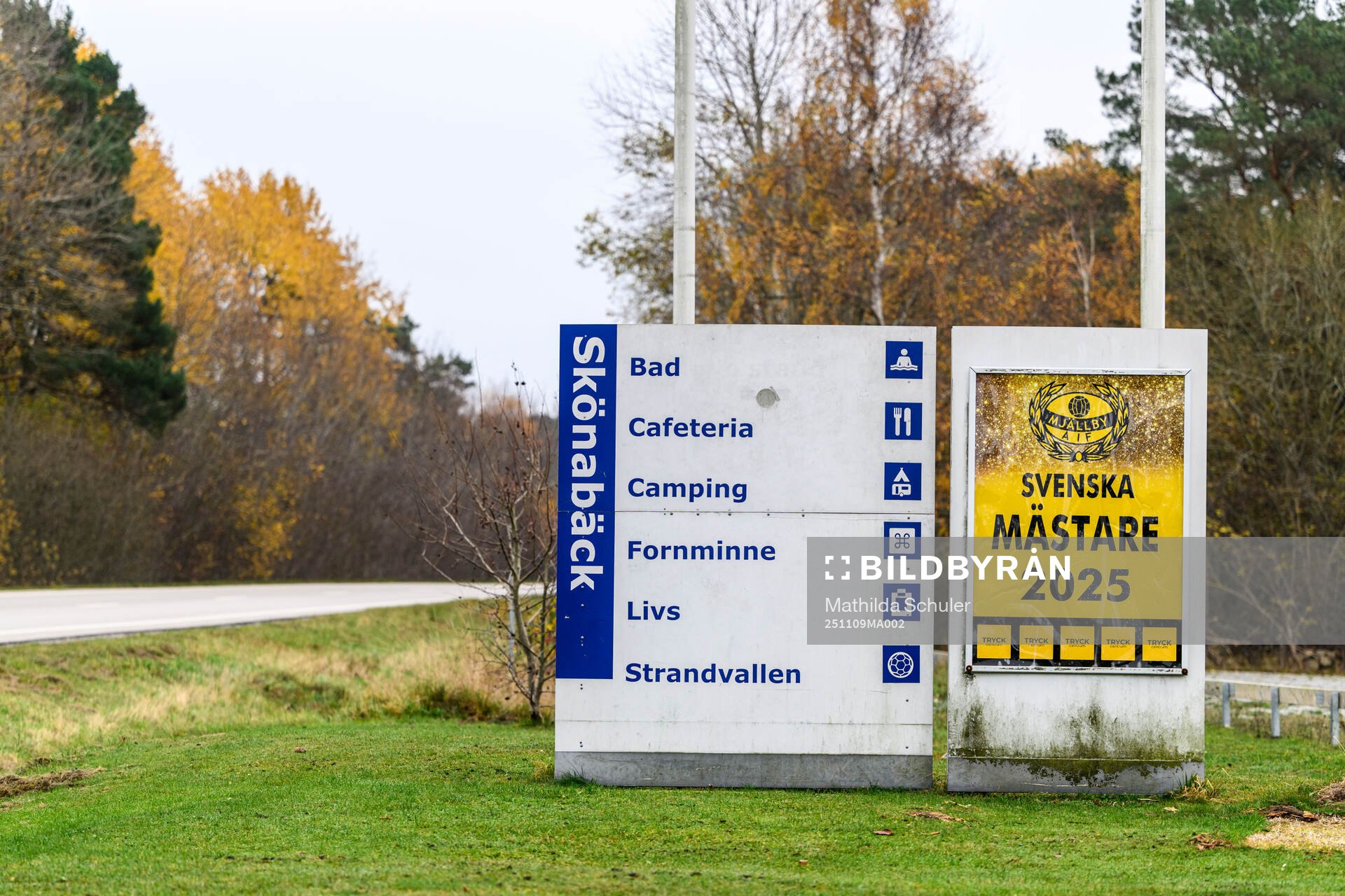 En skylt med texten Mjällby AIF - Svenska mästare 2025